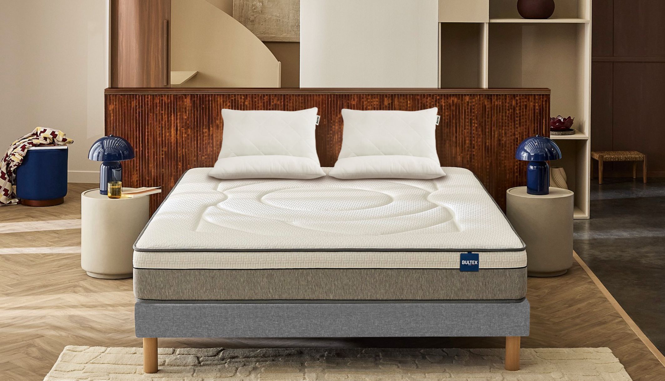 Chambre élégante présentant l&#039;ensemble matelas hybride Bultex Move + 2 oreillers 60x60 cm Bultex Memo 3-en-1 offerts.