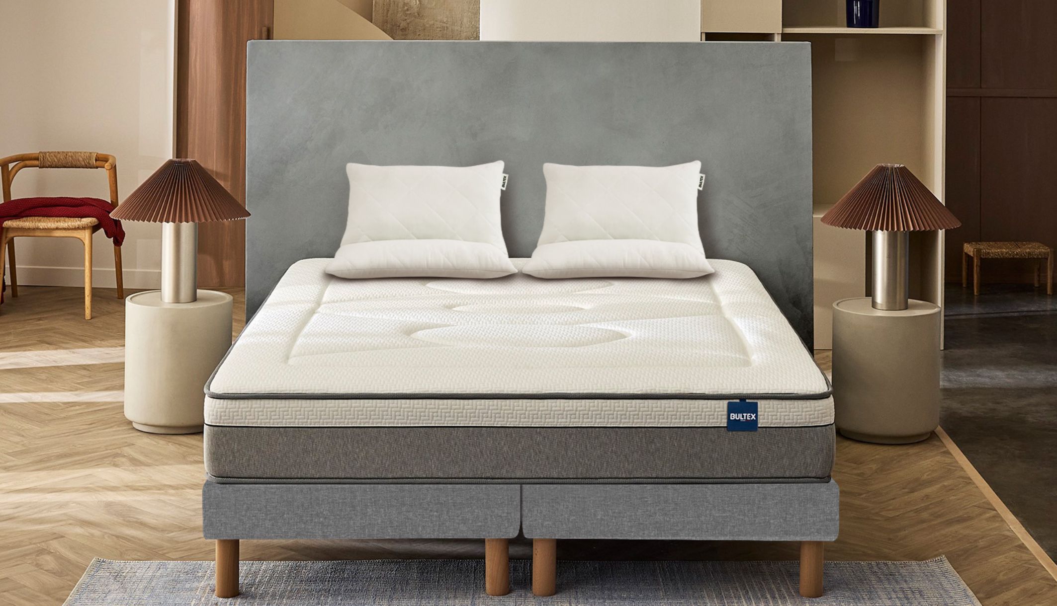 Vue de face de l&#039;ensemble matelas hybride Bultex Restore et ses 2 oreillers 60x60 offerts.