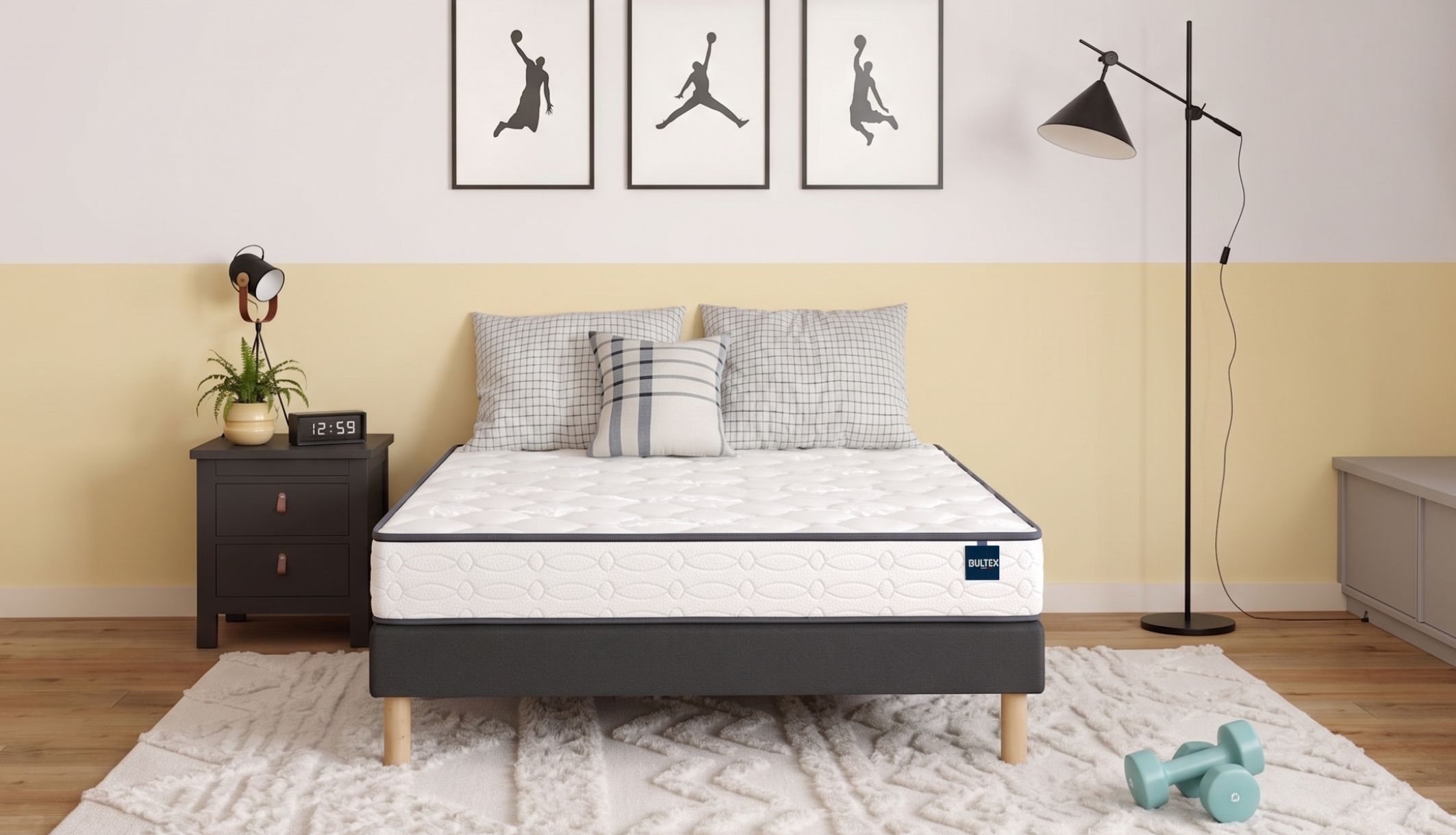 Matelas mousse très ferme Bultex Éveil présenté sur son sommier dans une chambre lumineuse.