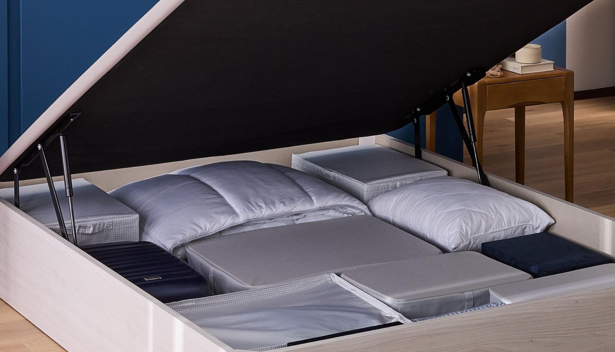 Zoom sur l&#039;ouverture des vérins du sommier coffre Bultex Space&#039;Up