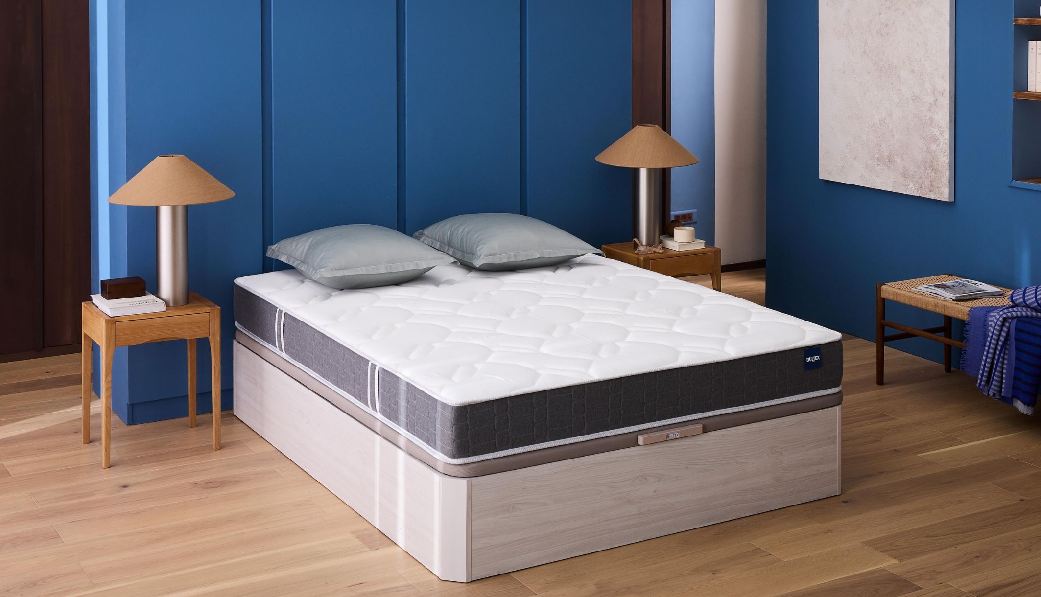 Lit coffre Bultex avec un matelas dans une chambre moderne