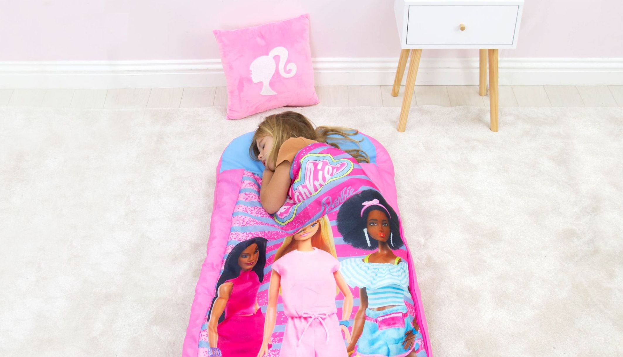 Enfant dormant dans le lit d&#039;appoint gonflable ReadyBed Barbie