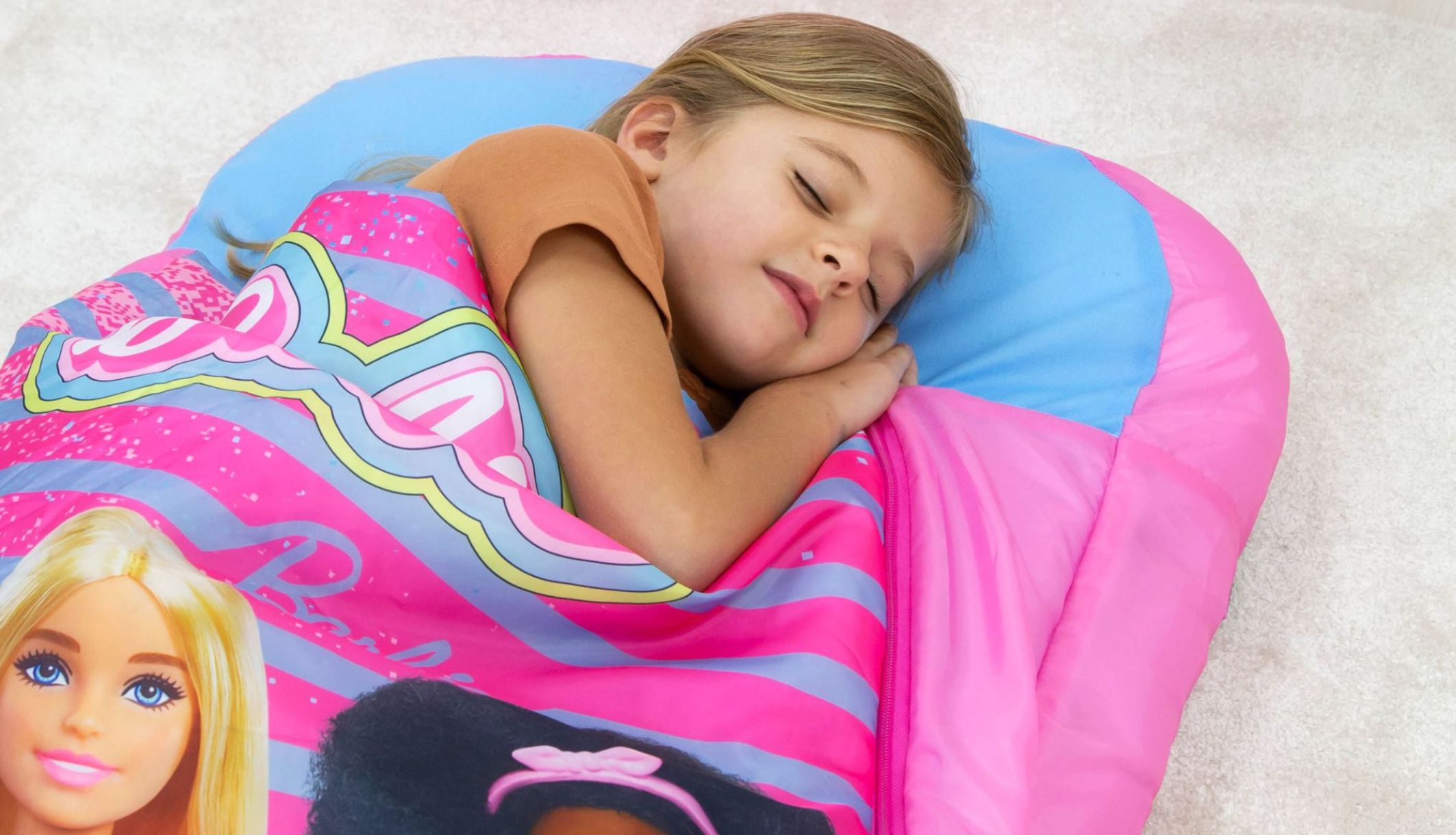 Lit d&#039;appoint ReadyBed Barbie avec un enfant dormant paisiblement