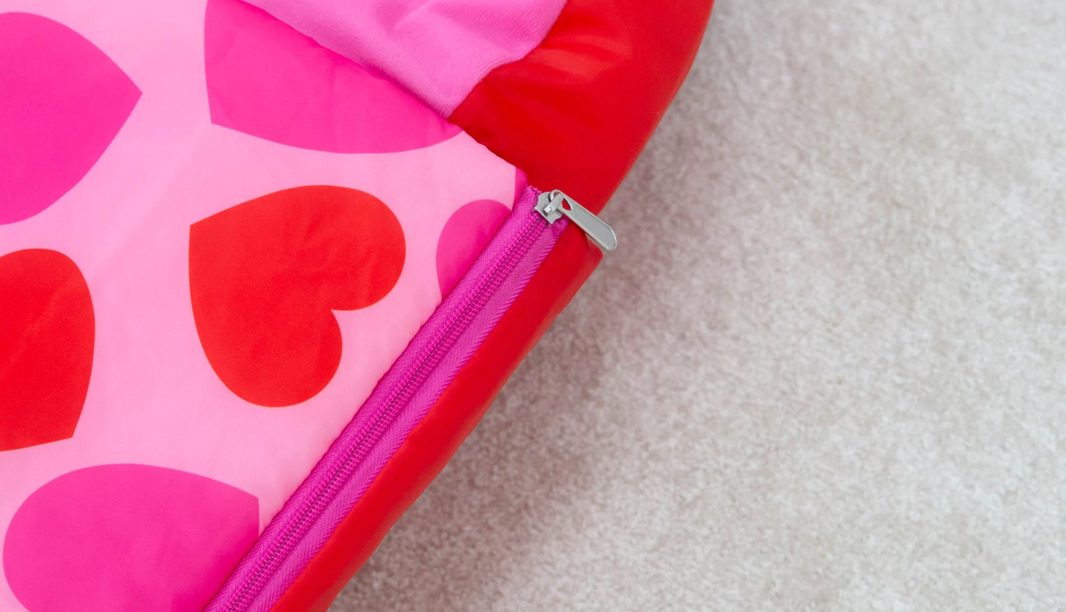 Zoom sur la housse déhoussable du lit d&#039;appoint ReadyBed Hello Kitty