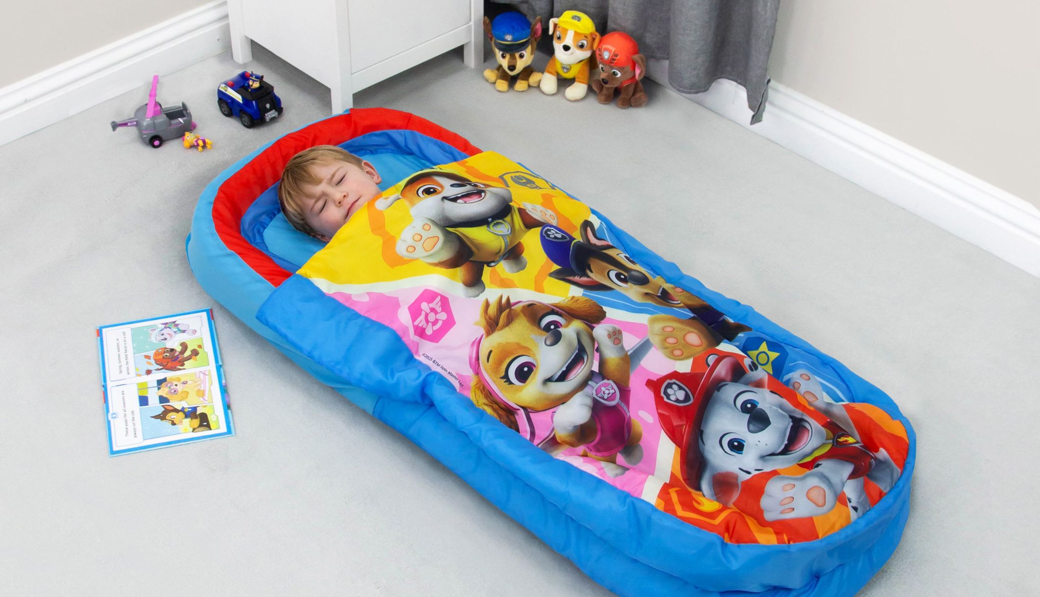 Enfant dormant dans le lit d&#039;appoint ReadyBed Pat&#039; Patrouille