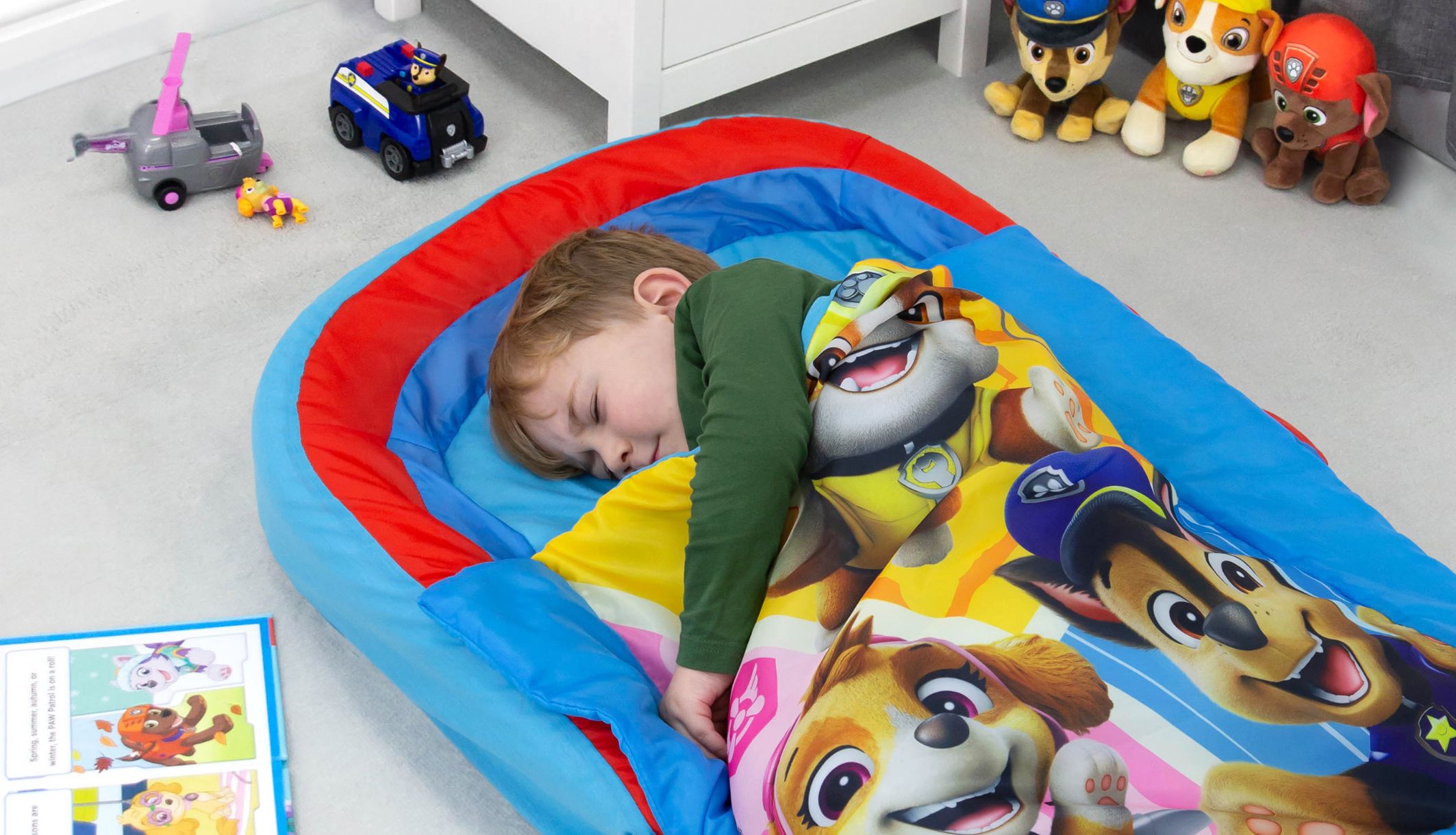 Zoom sur un jeune garçon en train de dormir dans le ReadyBed gonflable Pat&#039; Patrouille
