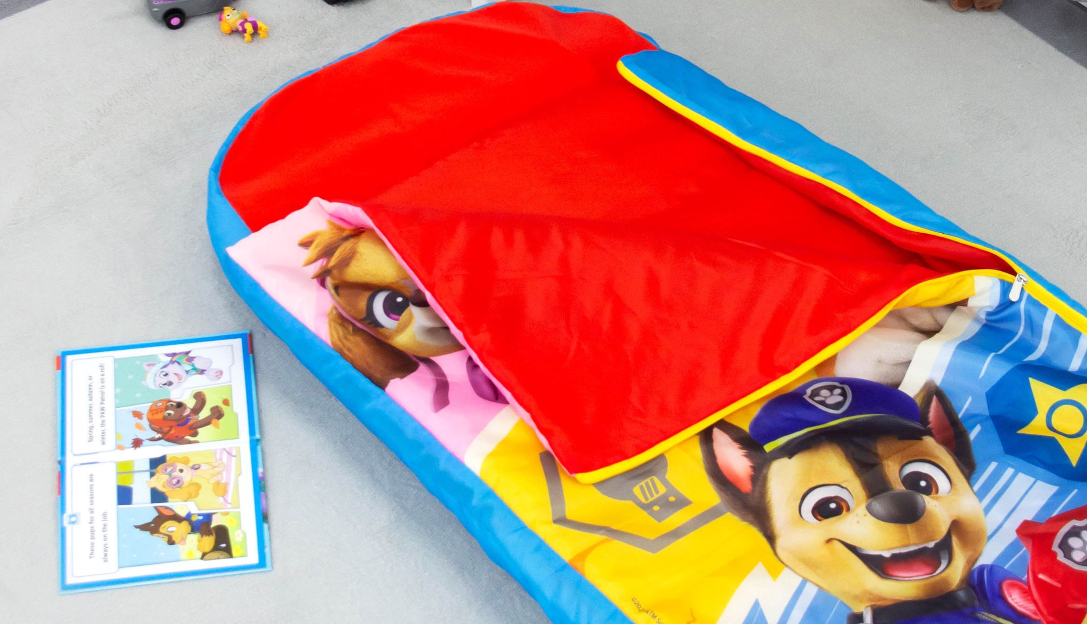 Zoom sur le matelas et la couette du ReadyBed gonflable 2-en-1 Pat&#039; Patrouille