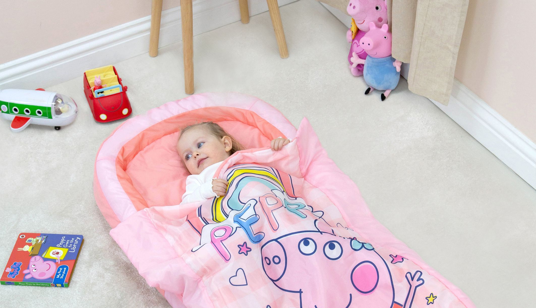 Enfant dormant dans le ReadyBed gonflable Peppa Pig