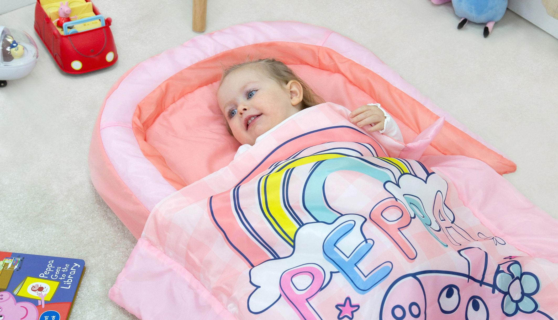 Zoom sur un enfant dans le lit d&#039;appoint ReadyBed Peppa Pig dès 18 mois