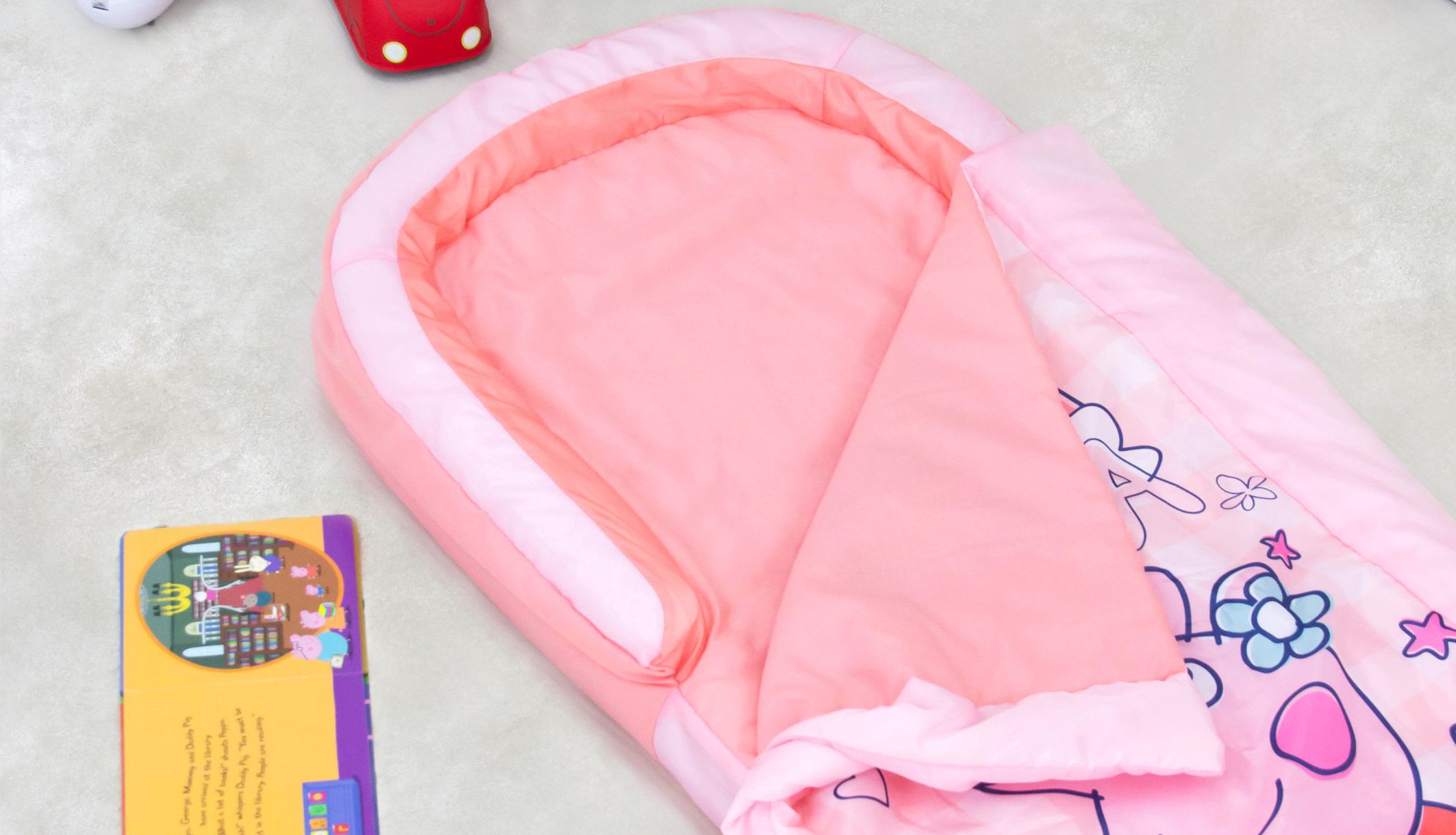 Lit d&#039;appoint ReadyBed Peppa Pig avec la couette légèrement ouverte pour montrer l&#039;intérieur