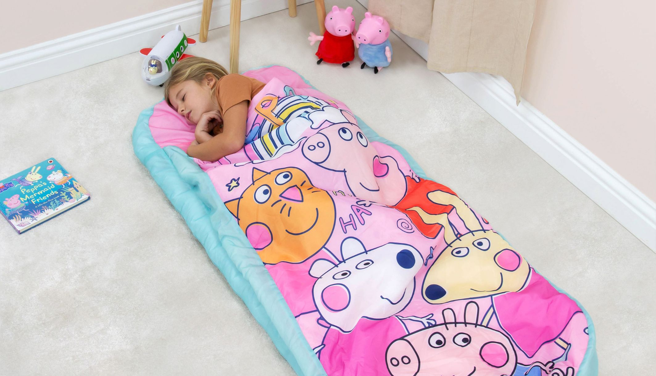 Lit d&#039;appoint ReadyBed Peppa Pig avec jeune fille dormant dessus