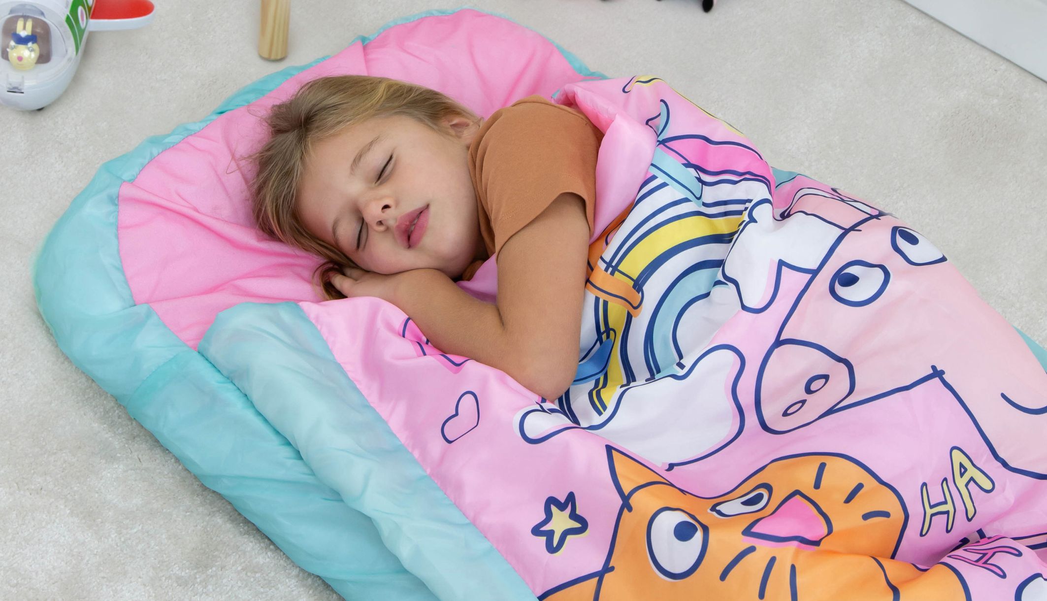 Zoom sur un enfant dormant dans le lit d&#039;appoint ReadyBed gonflable Peppa Pig