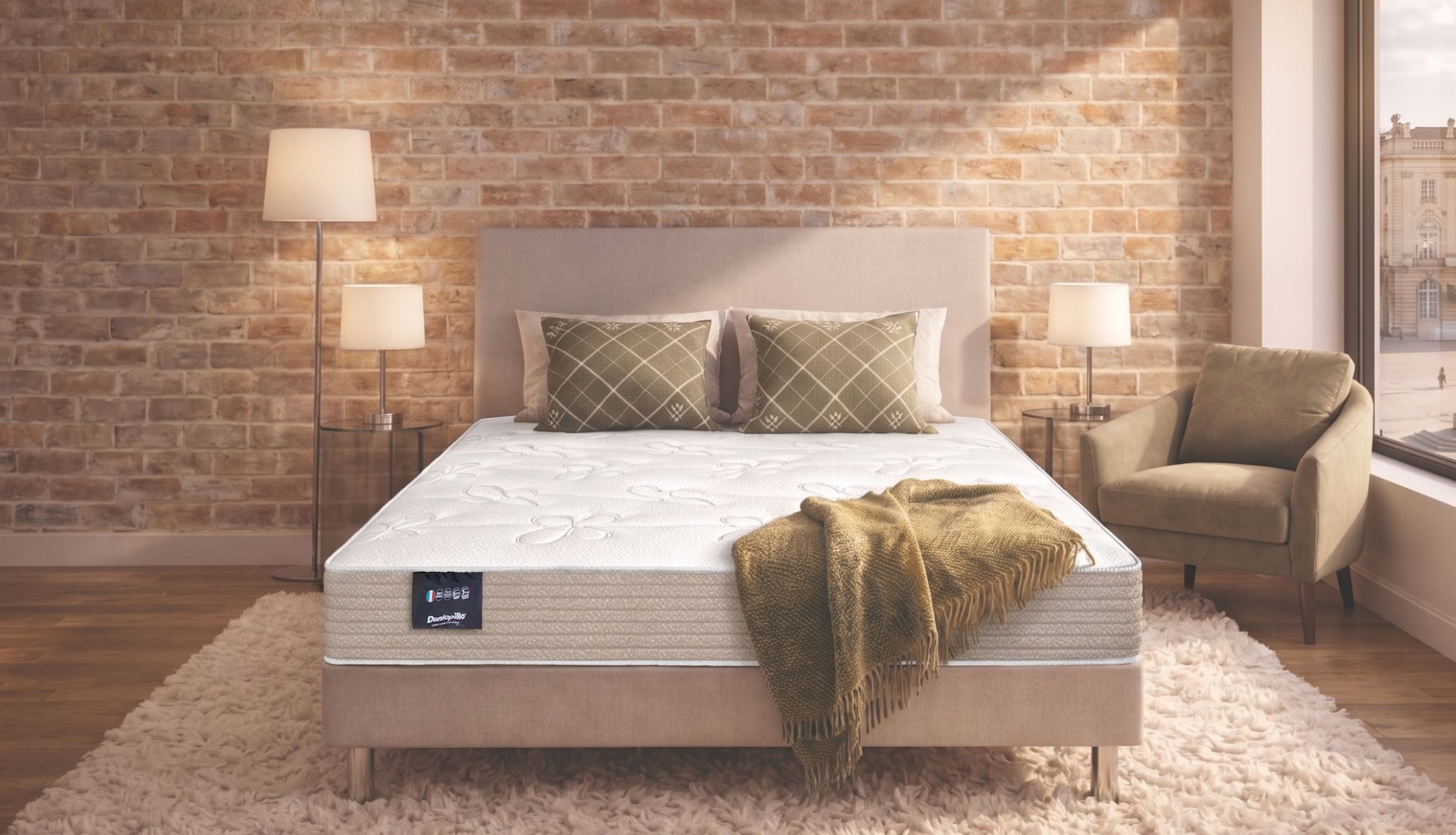 Matelas latex Dunlopillo Dahlia 2 avec son étiquette, posé sur un sommier de face.