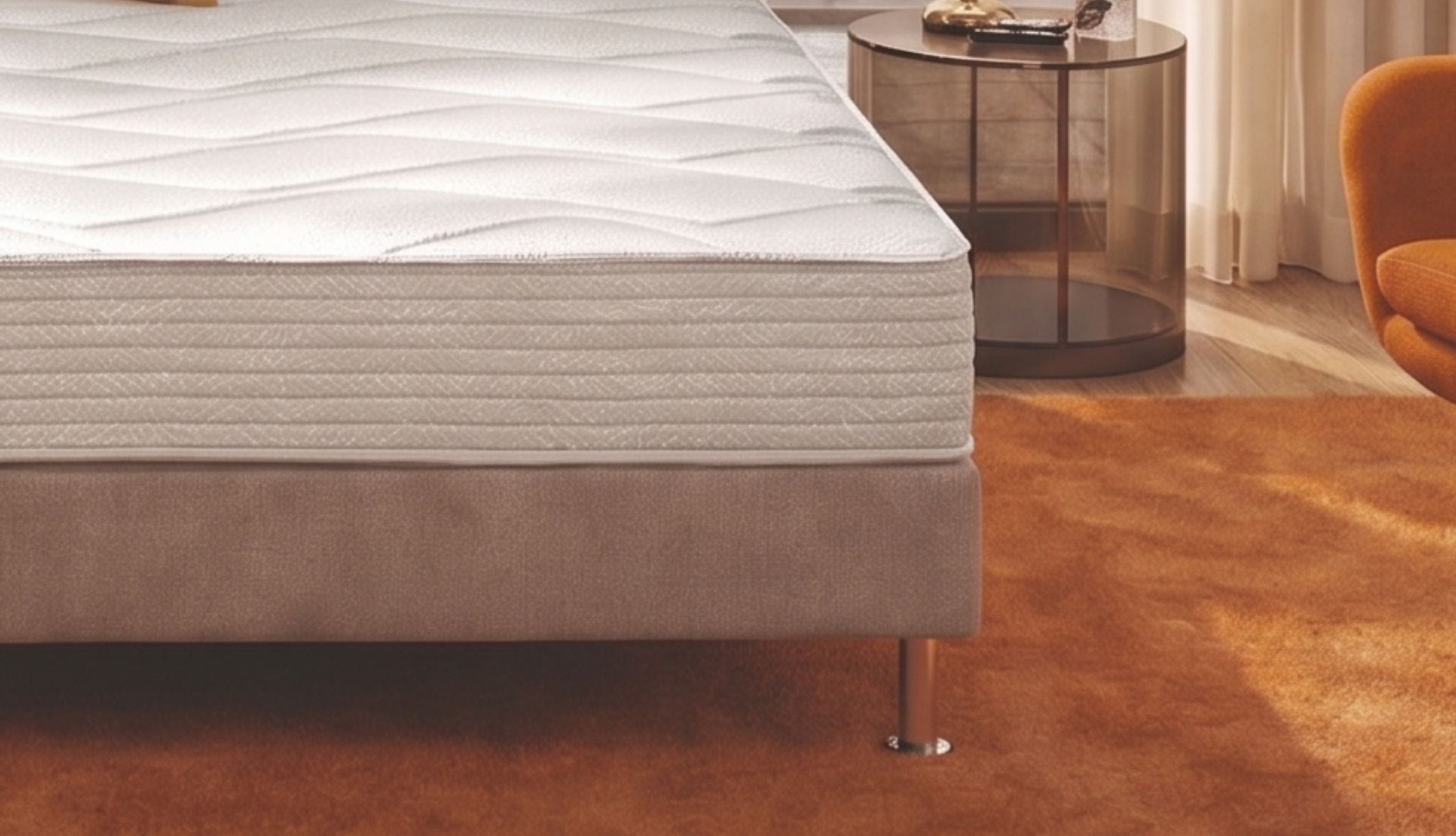Zoom sur les finitions du coutil et l&#039;épaisseur du matelas ferme en mousse HR Dunlopillo.