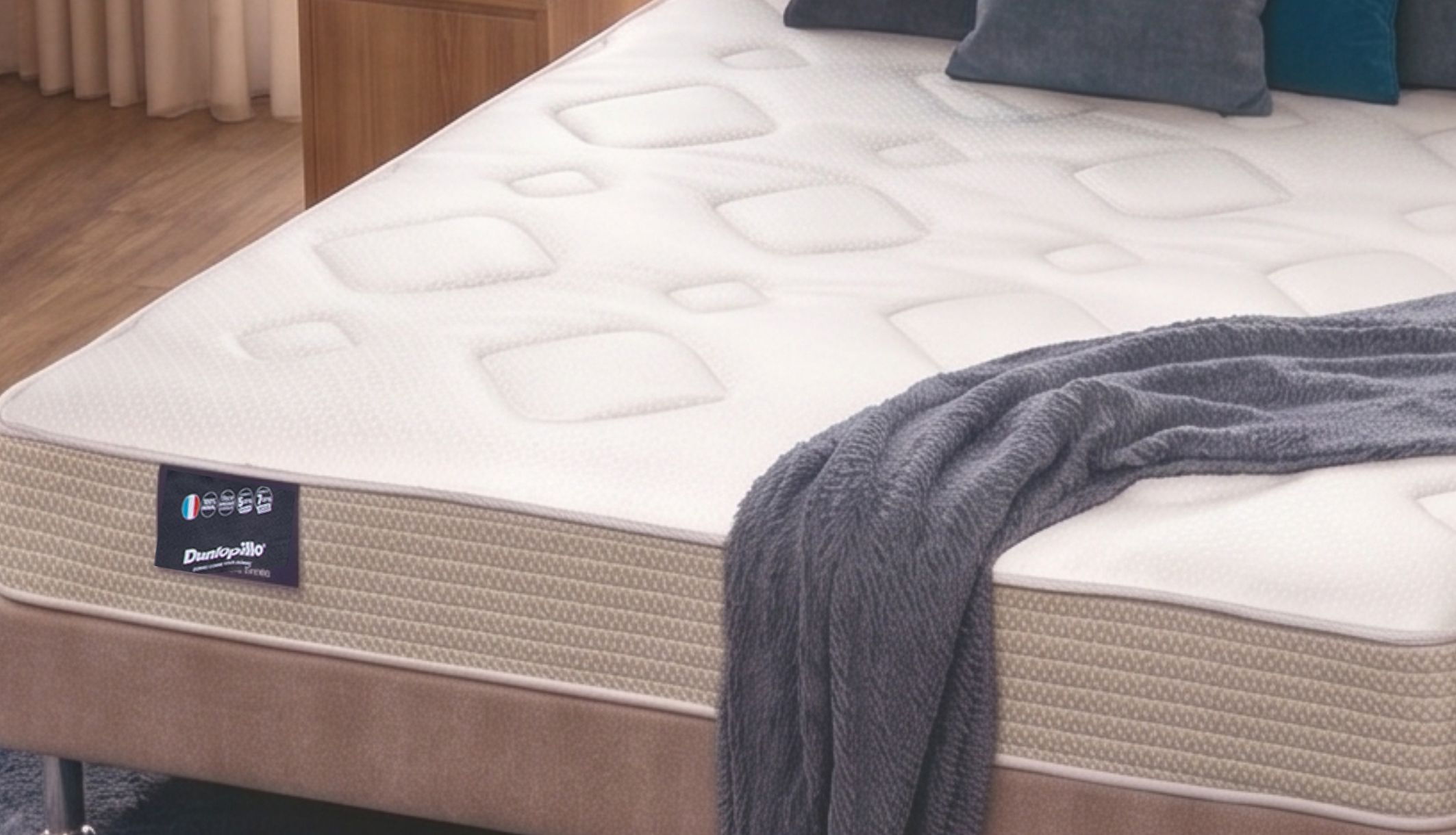 Gros plan sur le piquage et le coutil du matelas mousse HR Dunlopillo Lilas 2.