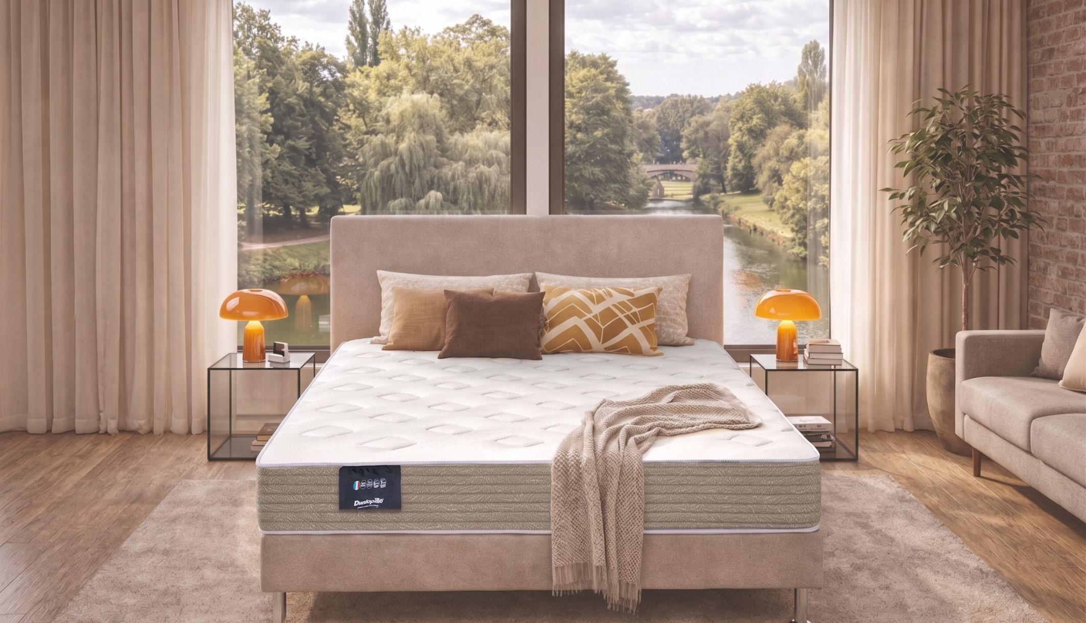 Lit moderne avec matelas mousse HR ferme Dunlopillo Narcisse devant une baie vitrée.