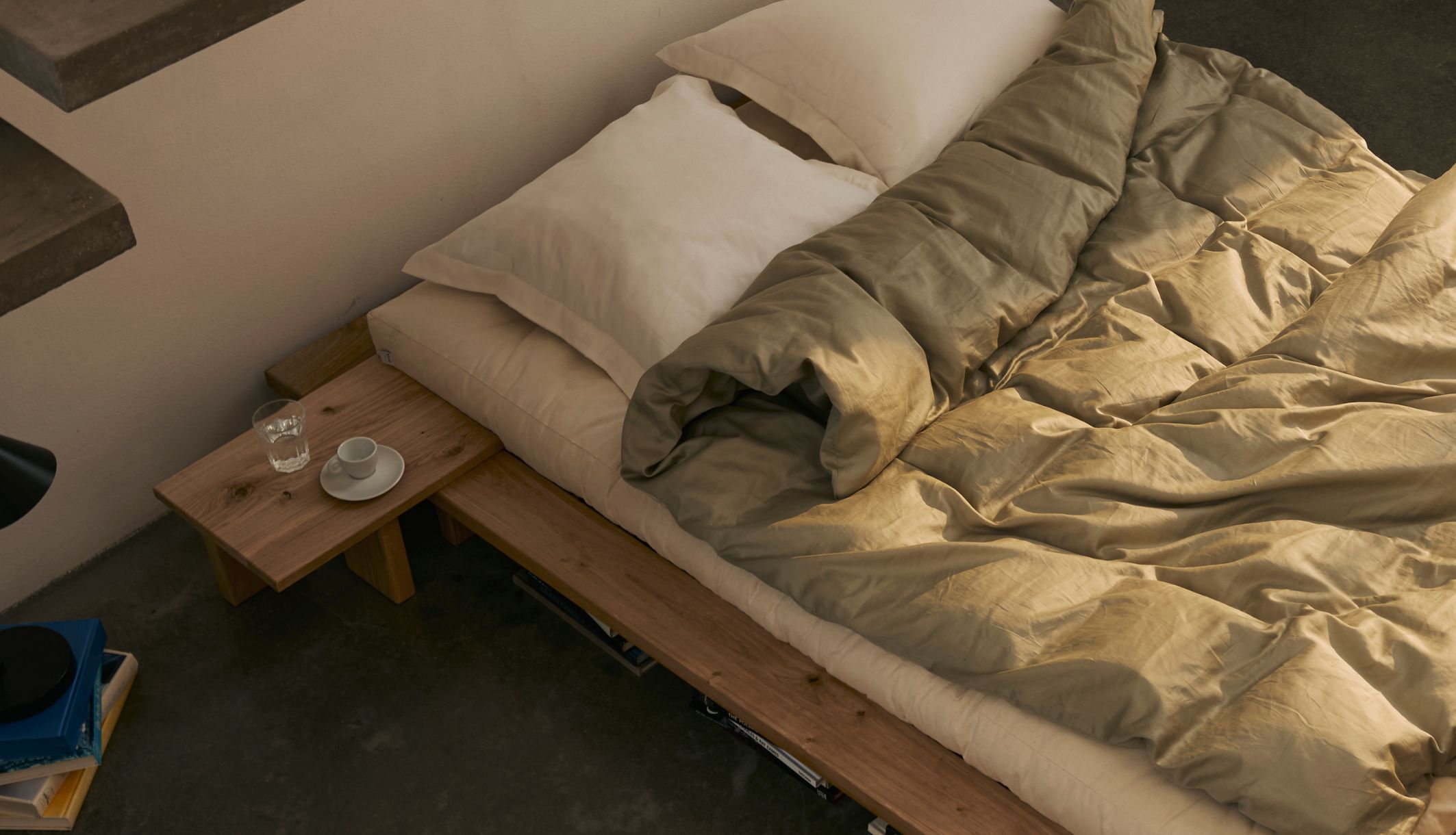 Table de nuit en chêne massif sur le lit futon Japan