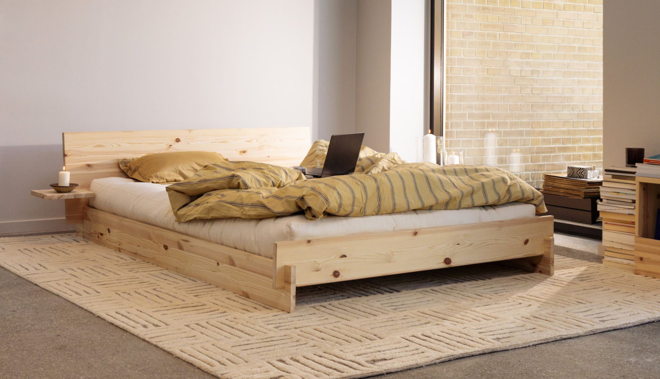 Chambre minimaliste lumineuse avec le lit Latch bed Karup en pin massif