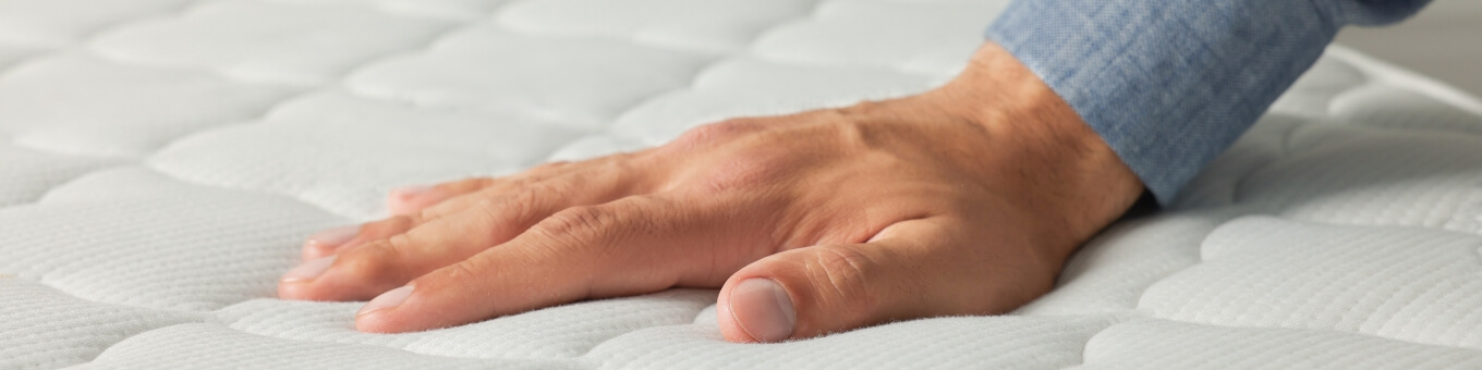 Gros plan sur un coutil de matelas blanc et texturé