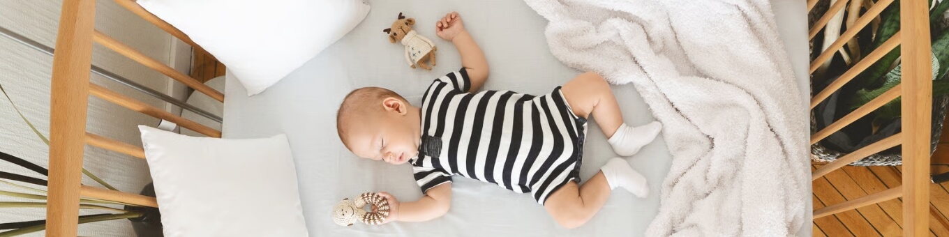 Lit de bébé décoré