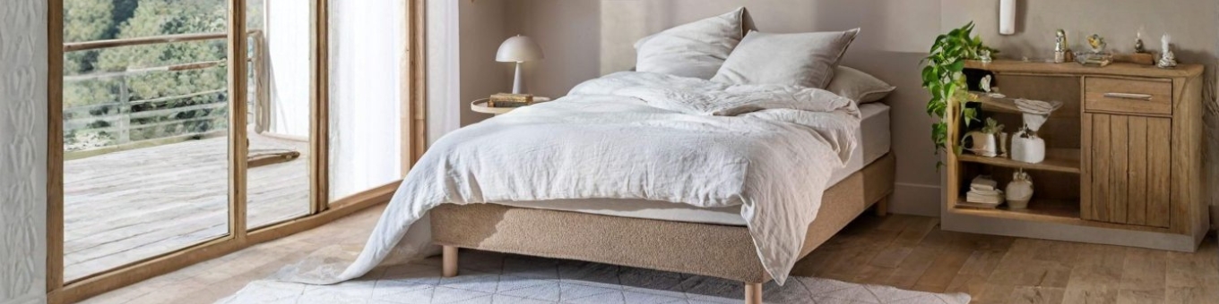 cache sommier en tissu bouclette dans une chambre moderne