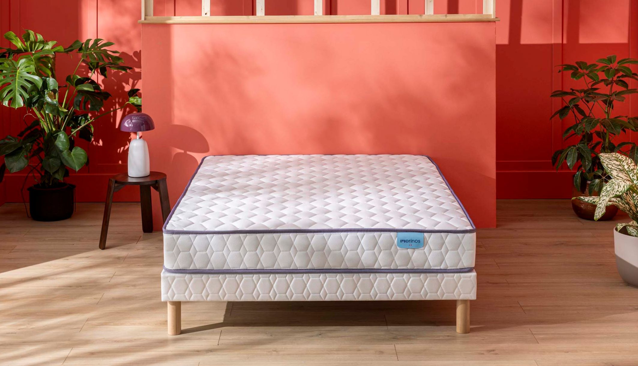 Matelas Merinos NATTY sur un sommier tapissier dans une chambre à la décoration moderne