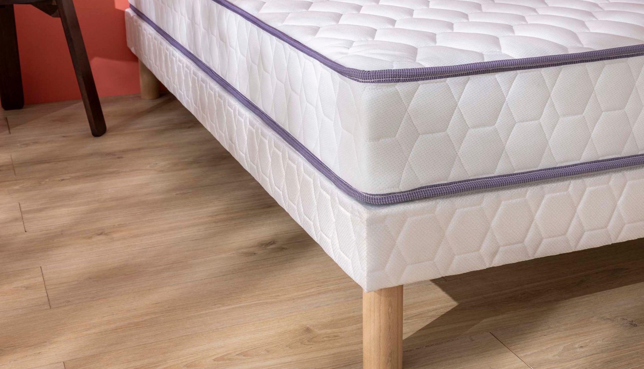 Zoom sur la bande de tour en tissu stretch 100% polyester du matelas NATTY