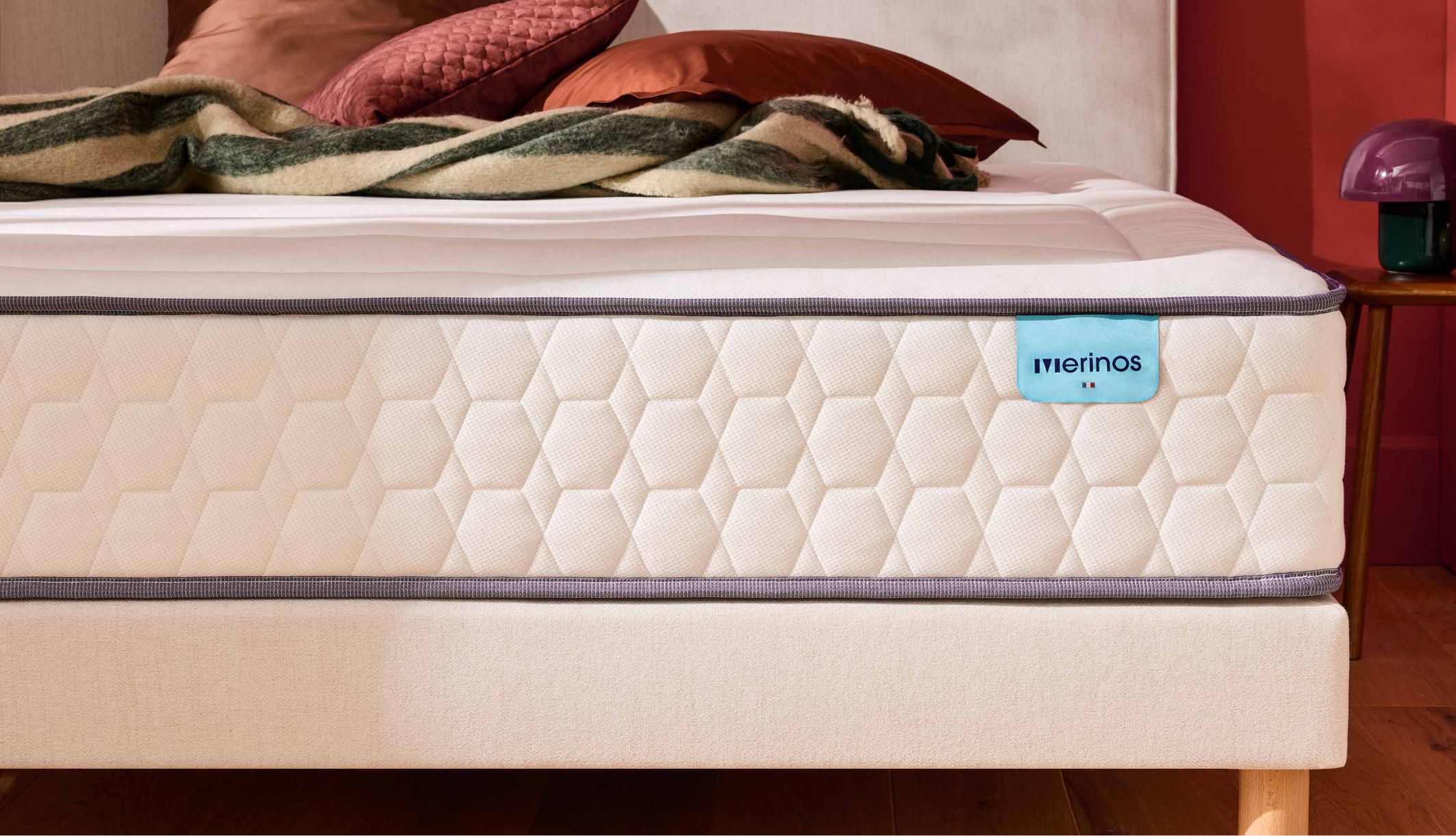 Détail du coutil alvéolé du matelas hybride Merinos avec étiquette de fabrication française.
