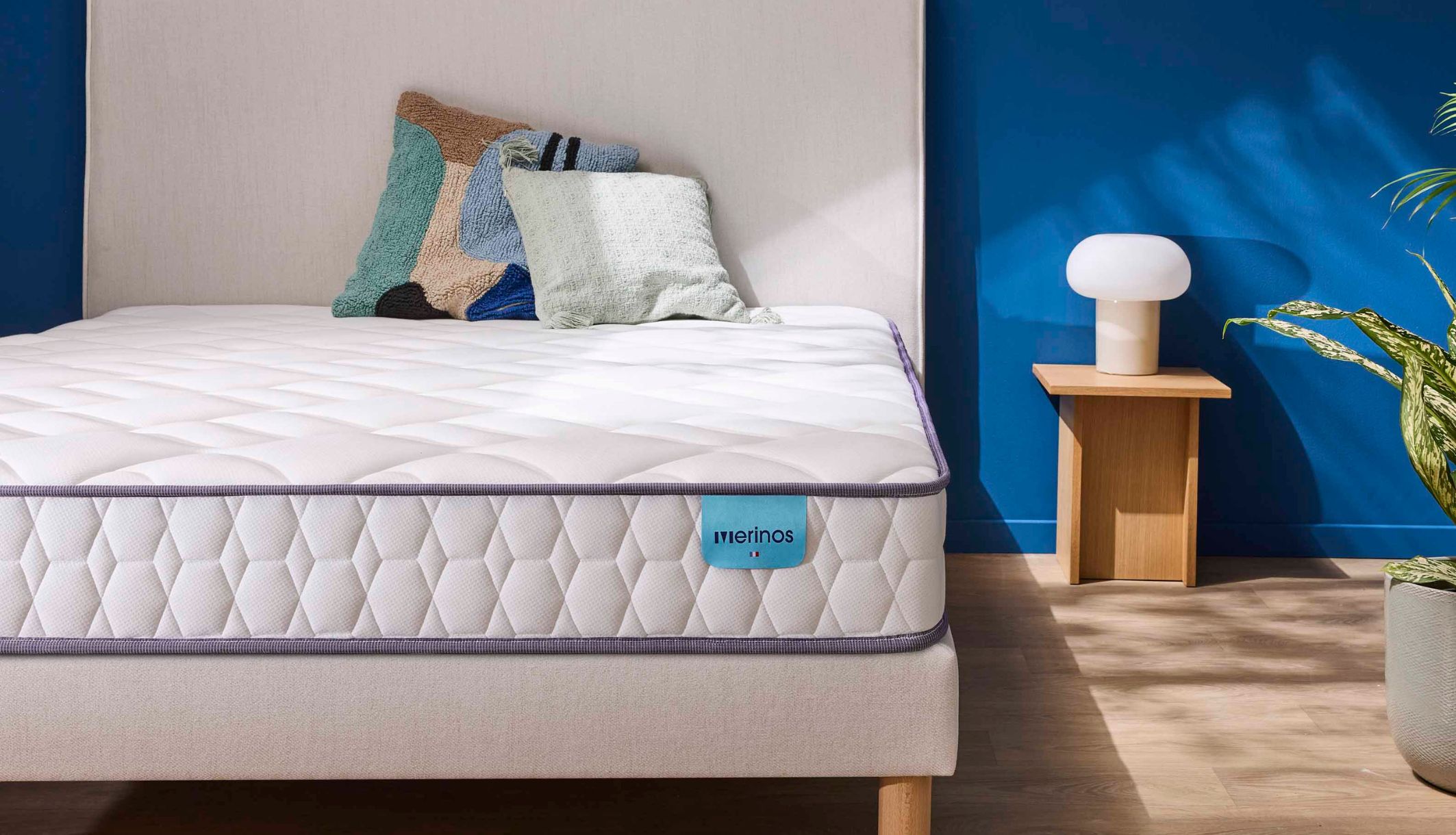 Zoom sur le logo bleu Merinos et le coutil travaillé du matelas Chill Bed.