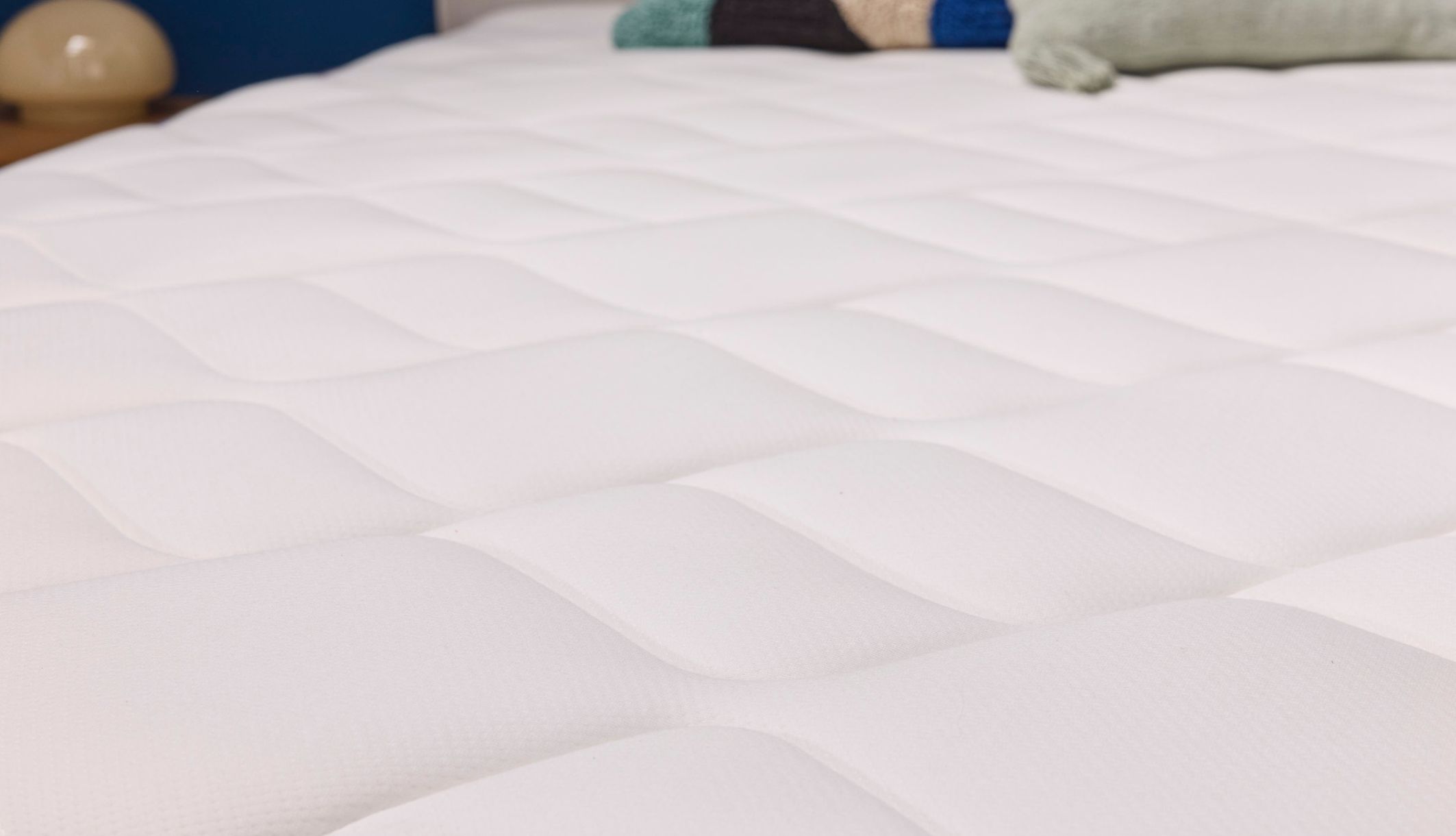 Détail du garnissage en mousse à mémoire de forme et accueil doux du matelas Merinos.