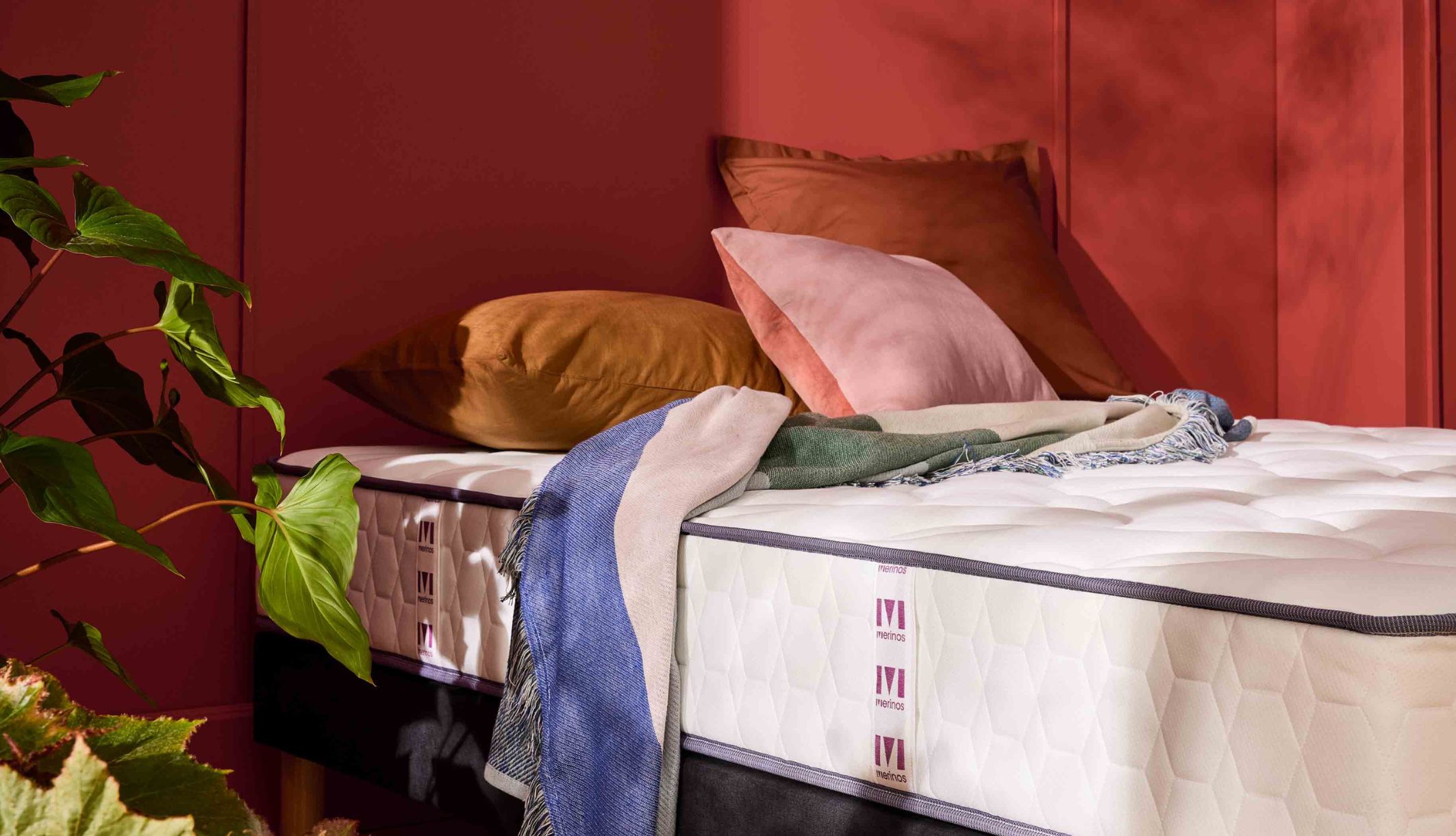 Zoom sur le coutil et l&#039;épaisseur du matelas très ferme Merinos à ressorts ensachés.