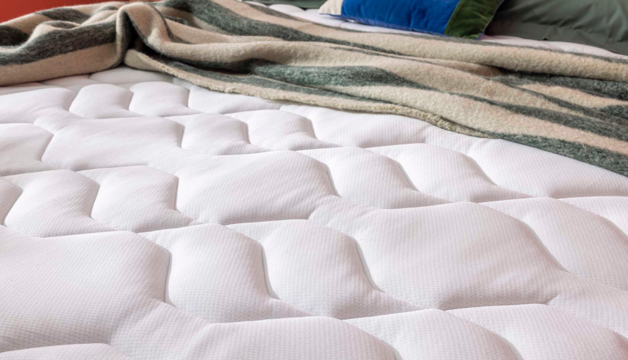 Gros plan sur le coutil matelassé de ce matelas en latex au soutien ferme.