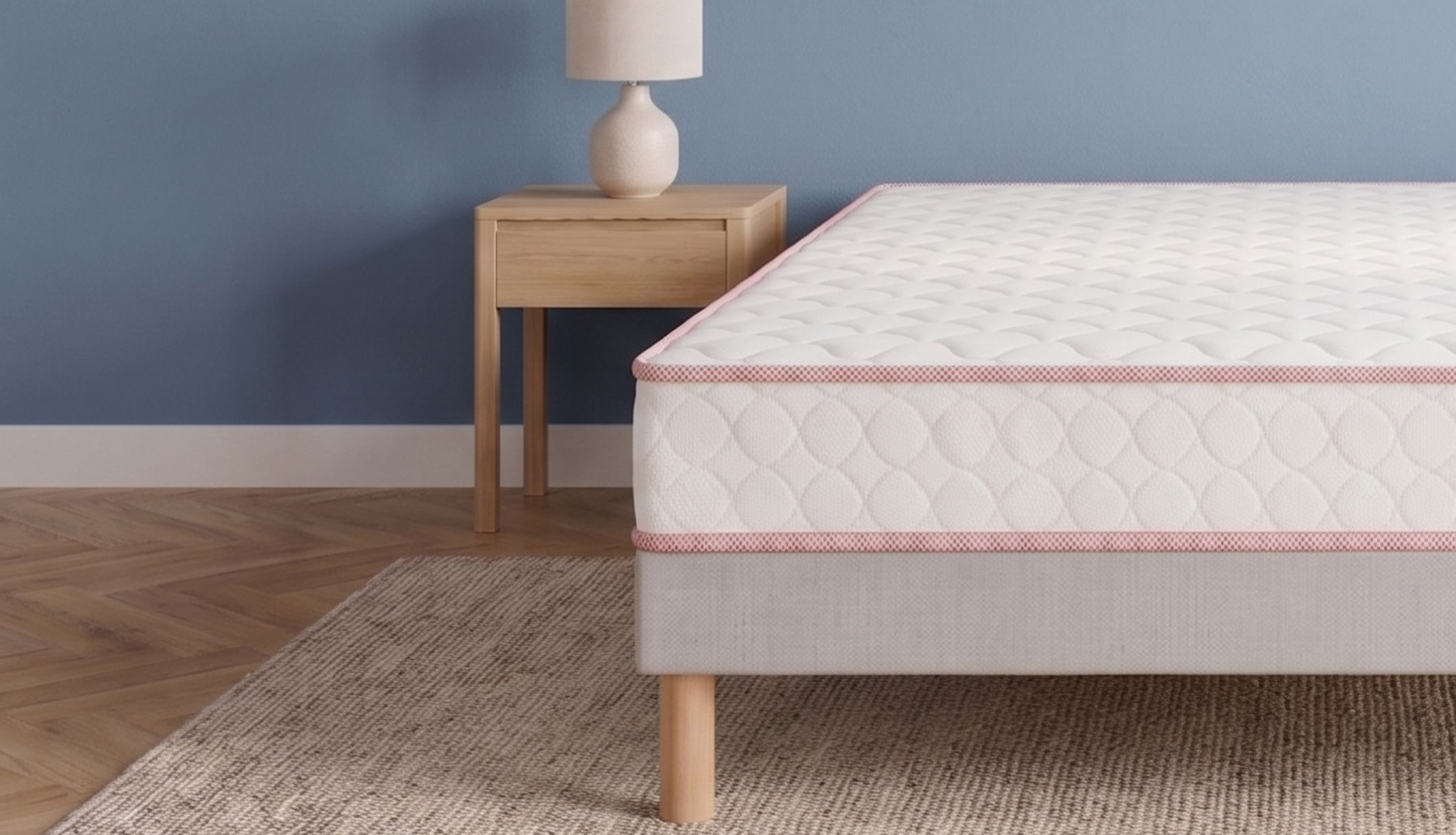 Gros plan sur les finitions et le coutil matelassé du matelas ferme Merinos