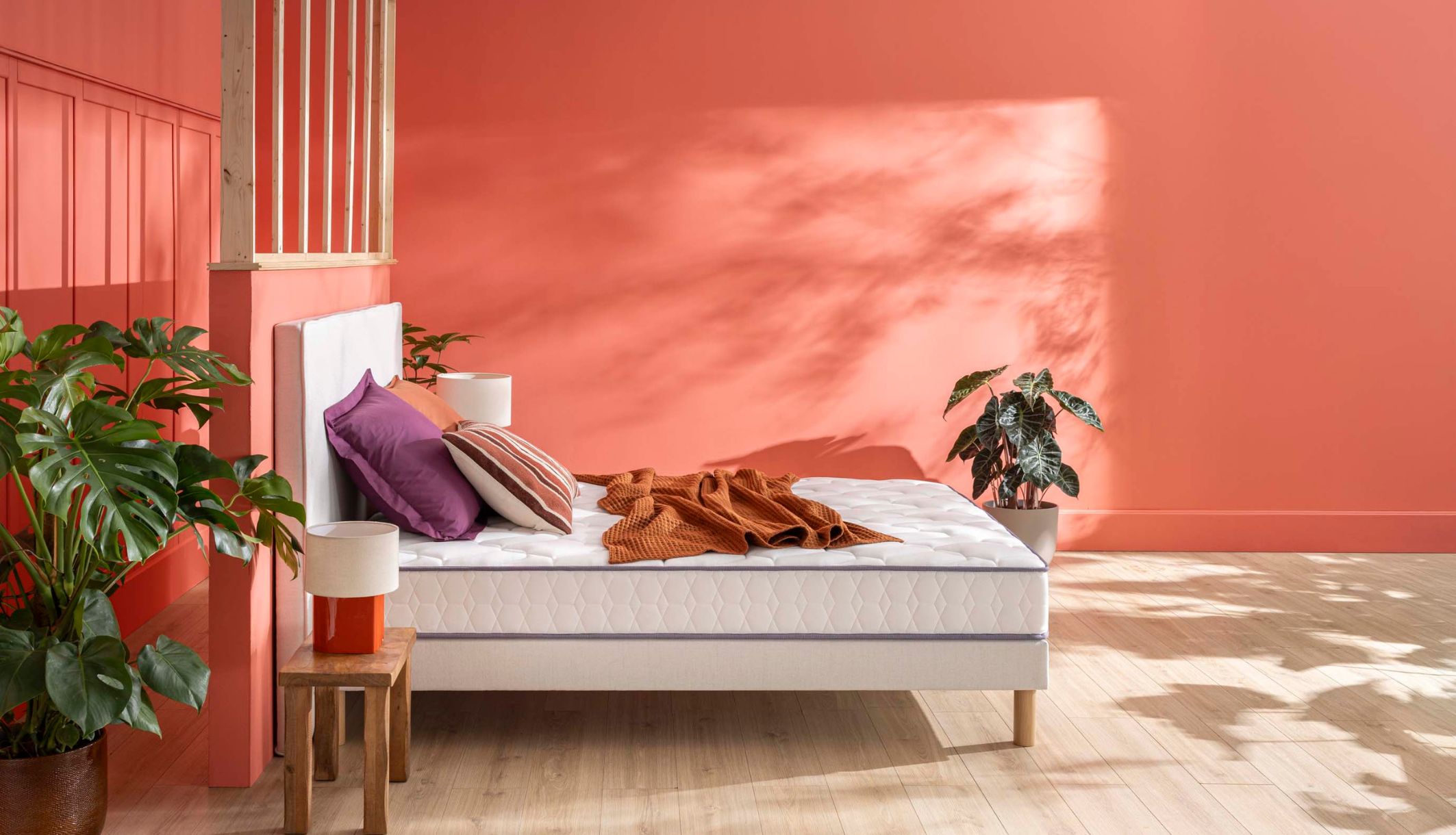 Matelas à ressorts ensachés ferme Merinos Morning Routine dans une chambre au mur terracotta.