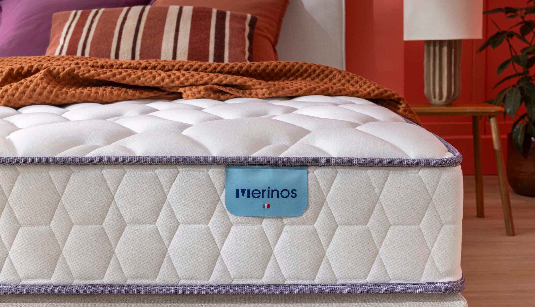 Détail du logo Merinos et du galon violet sur le matelas à ressorts Morning Routine.