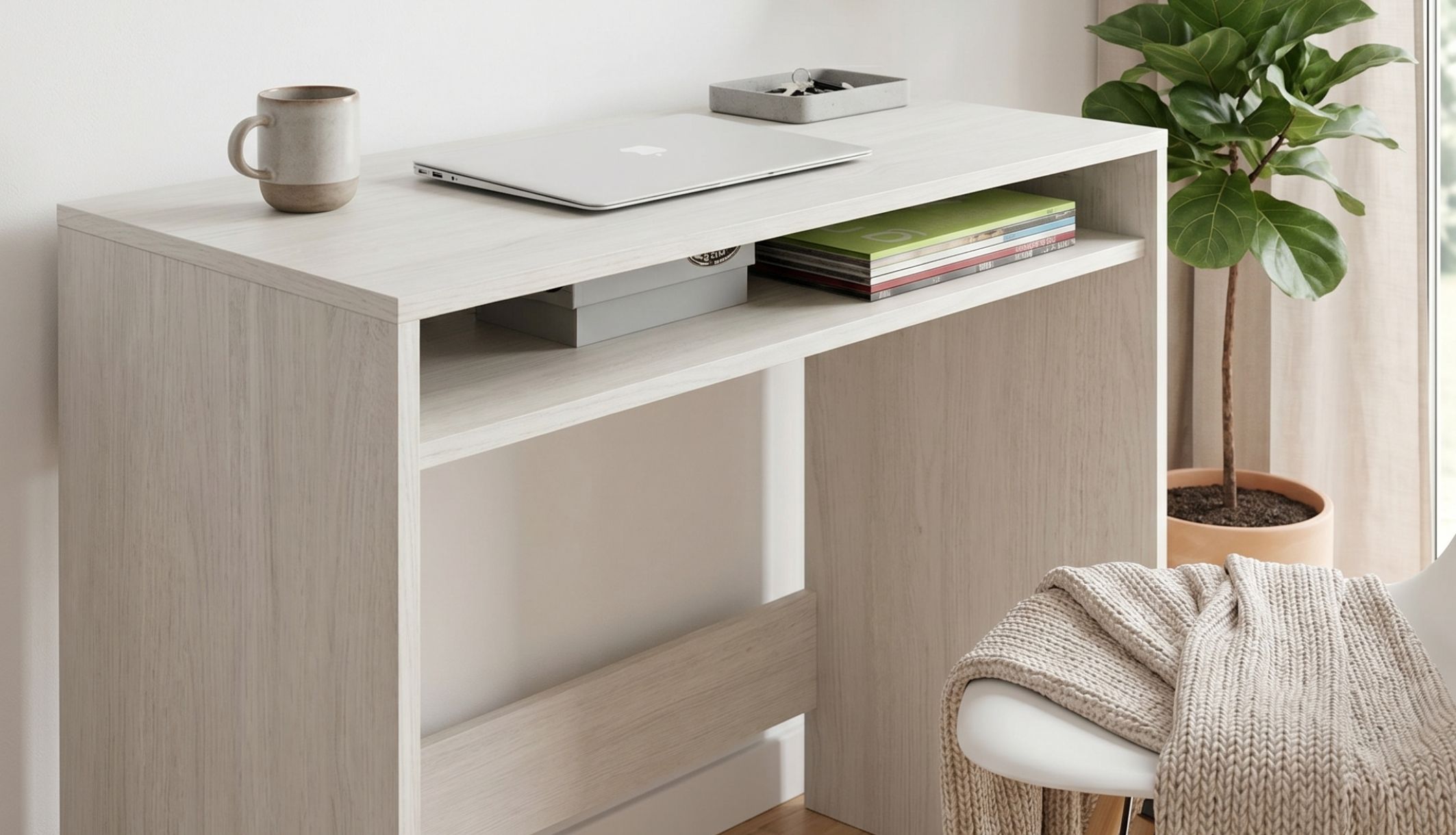 Bureau blanc en panneaux de particules dans une chambre lumineuse et moderne.