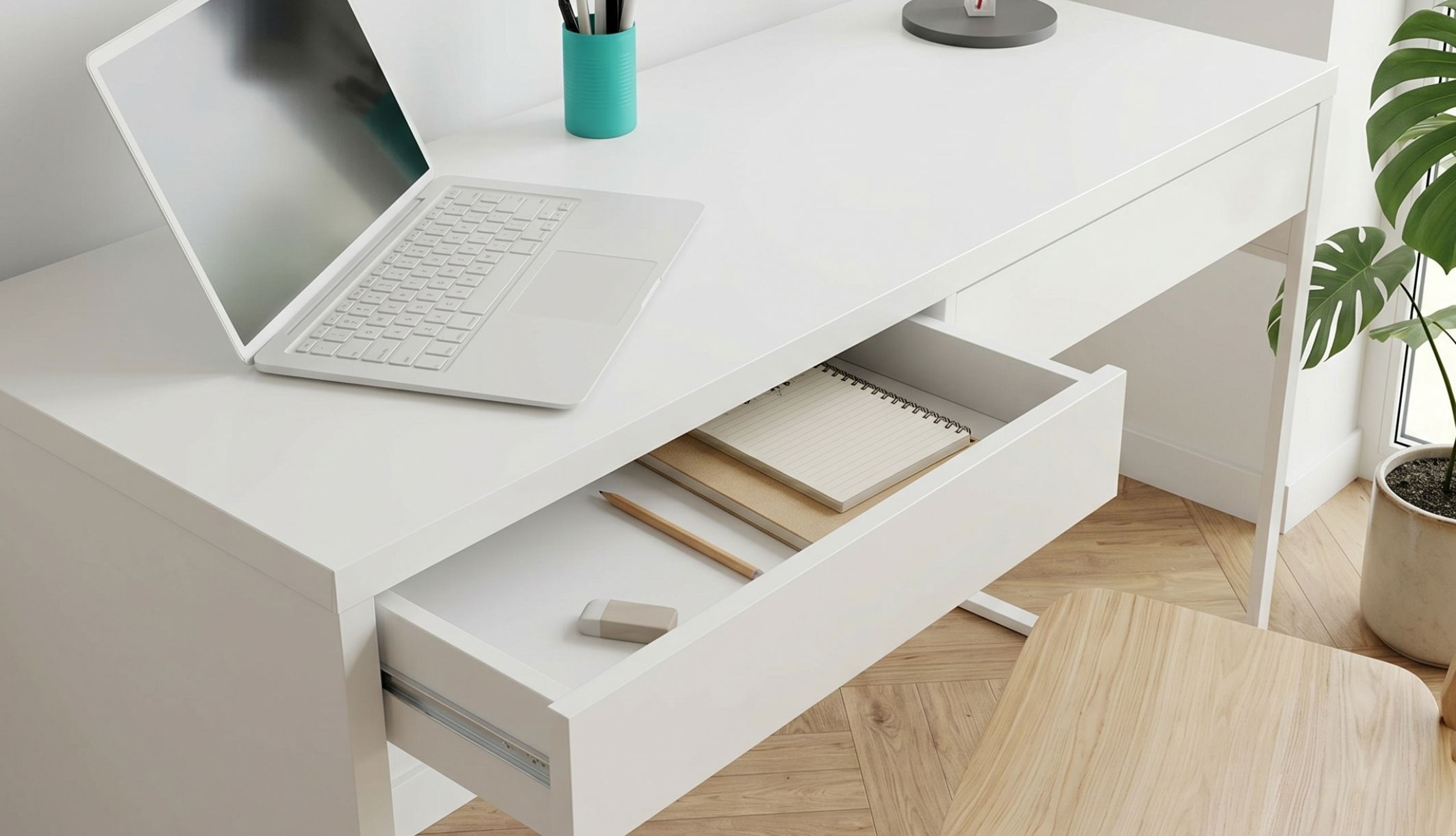 Bureau blanc en panneaux de particules mélaminés dans une chambre lumineuse et moderne.