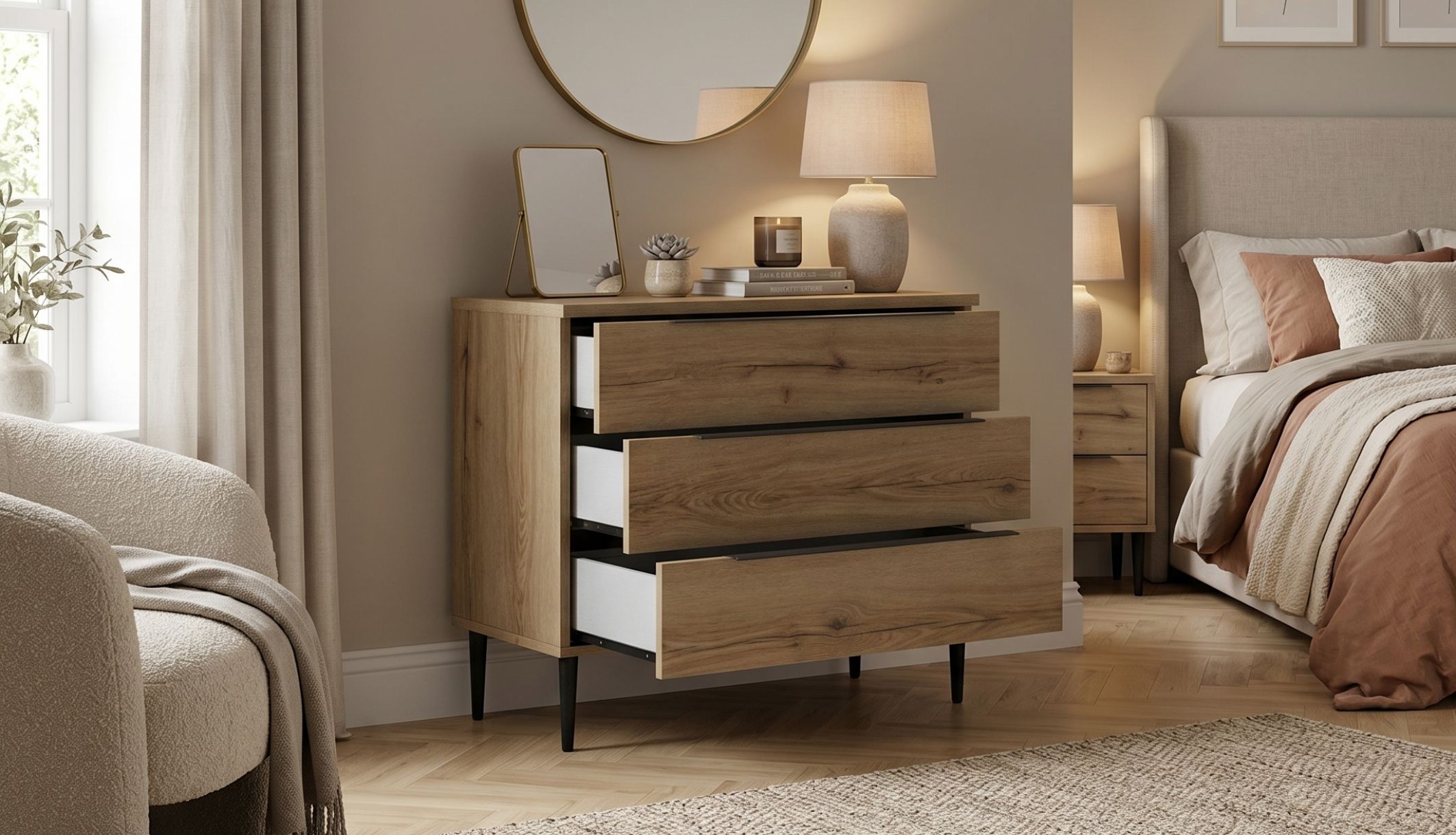 Commode 3 tiroirs en bois chêne Luce Terre de Nuit en ambiance chambre.