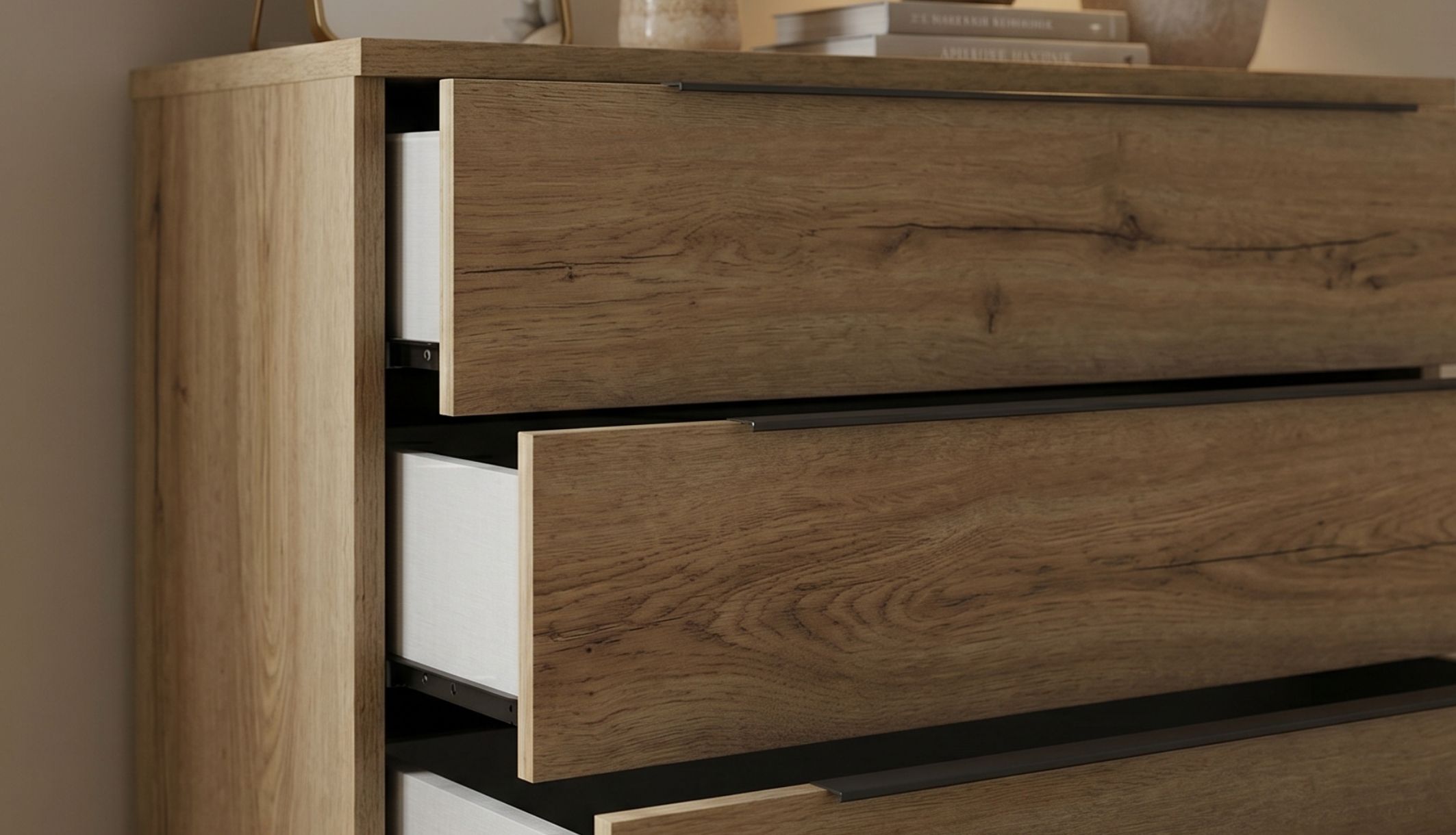 Gros plan sur les veinures naturelles des façades de la commode en bois chêne.
