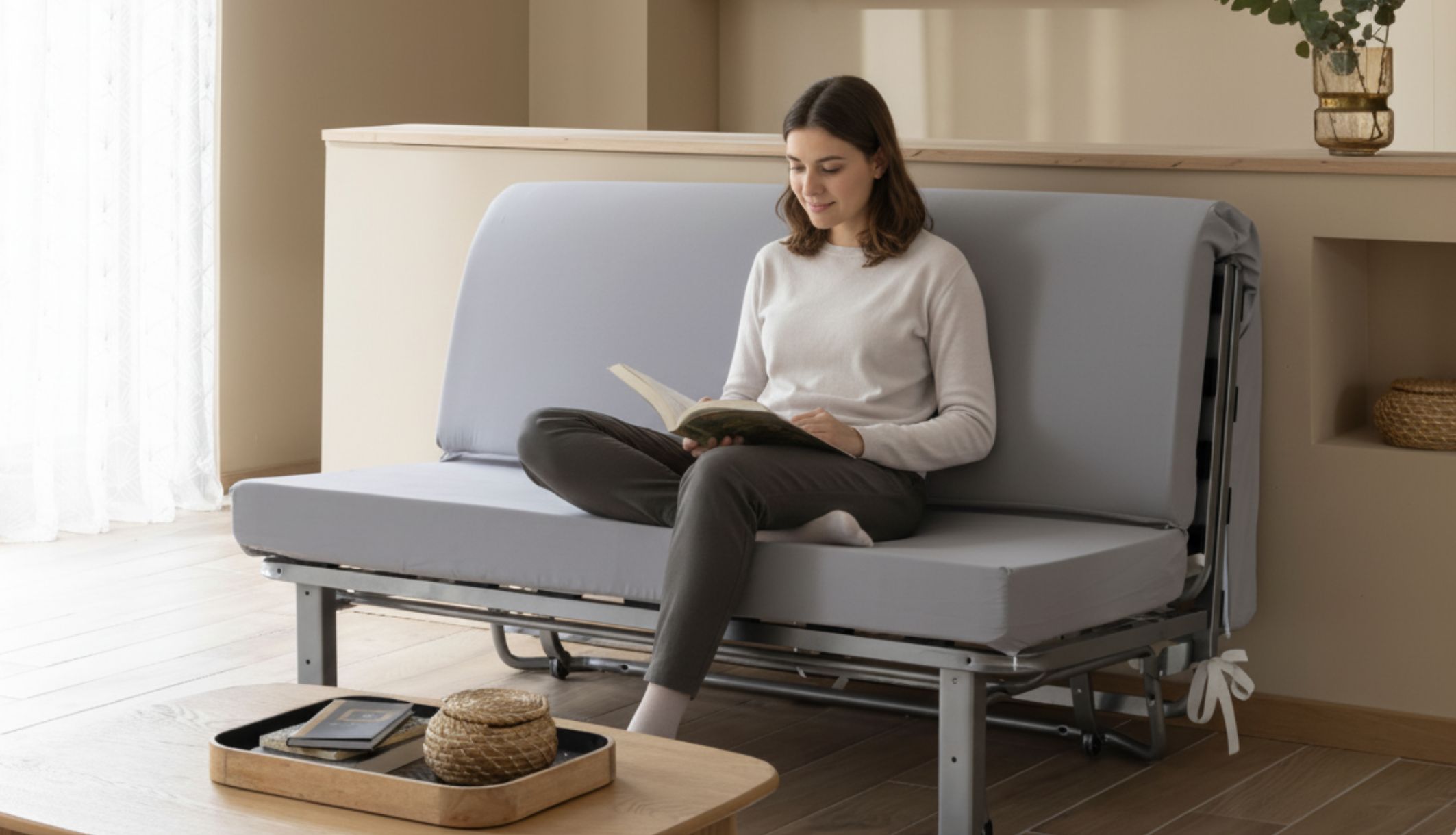 Matelas Le Reposant sur une banquette BZ dans un salon