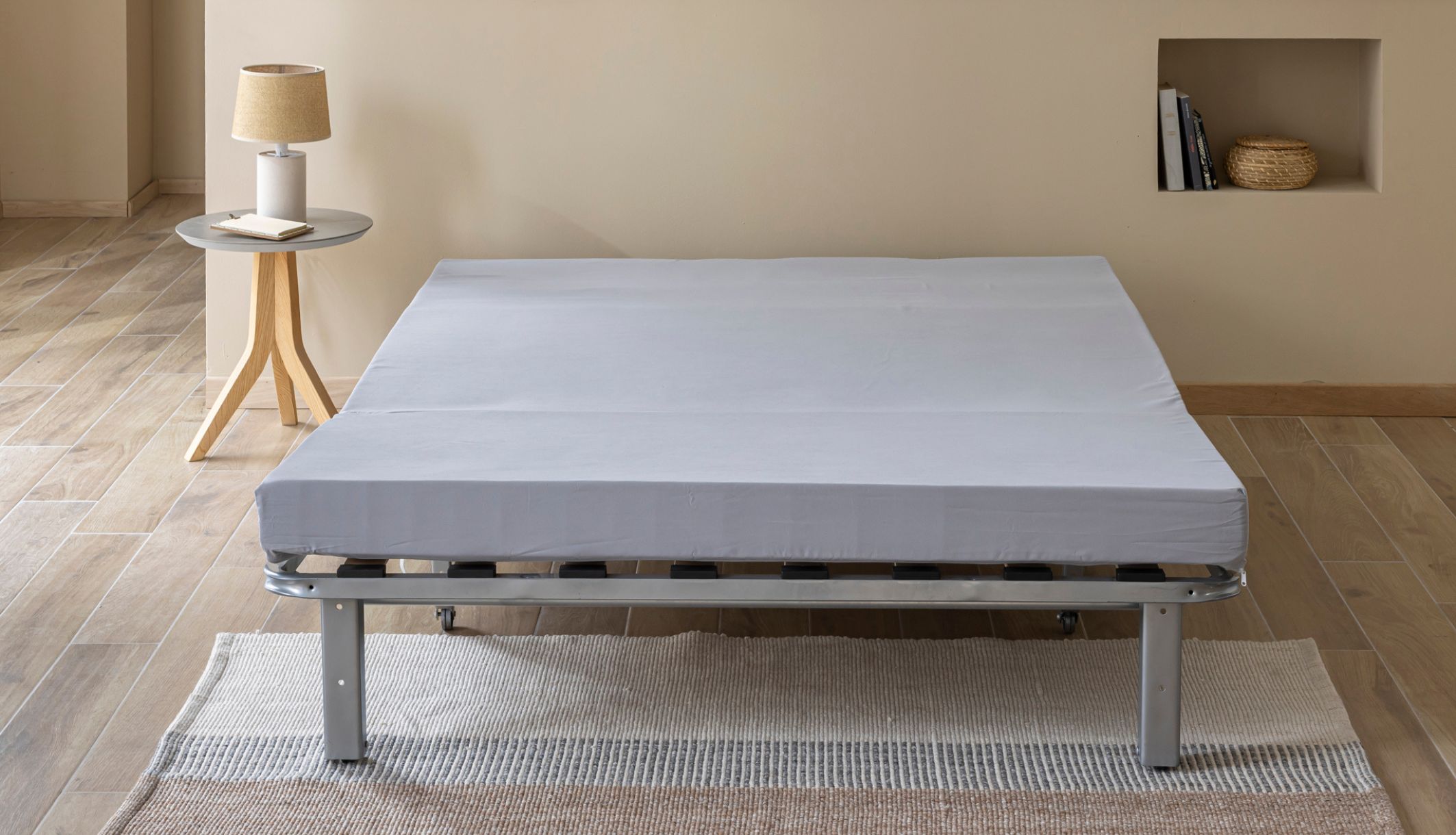 Le matelas BZ Le Reposant sur une banquette en mode ouverte