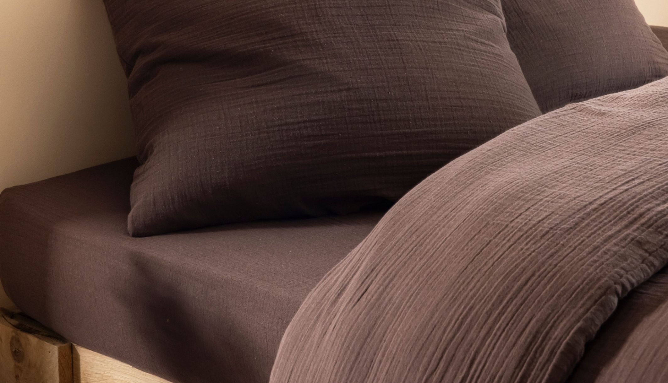 Drap housse gaze de coton marron dans une chambre à l&#039;ambiance naturelle et chaleureuse