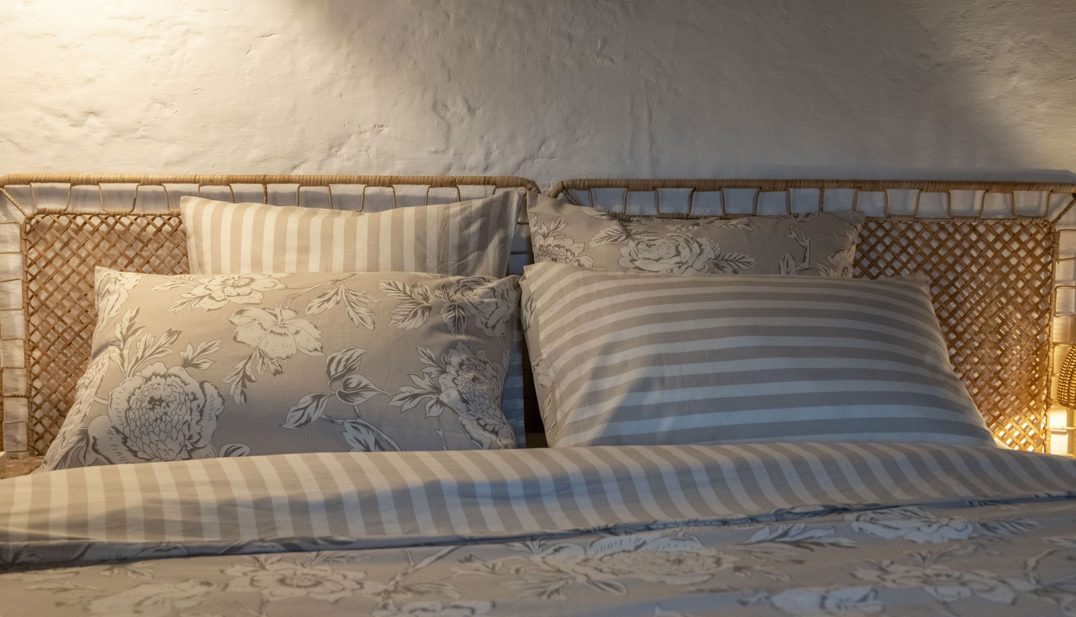 Lit habillé de la housse de couette fleurs bucolique