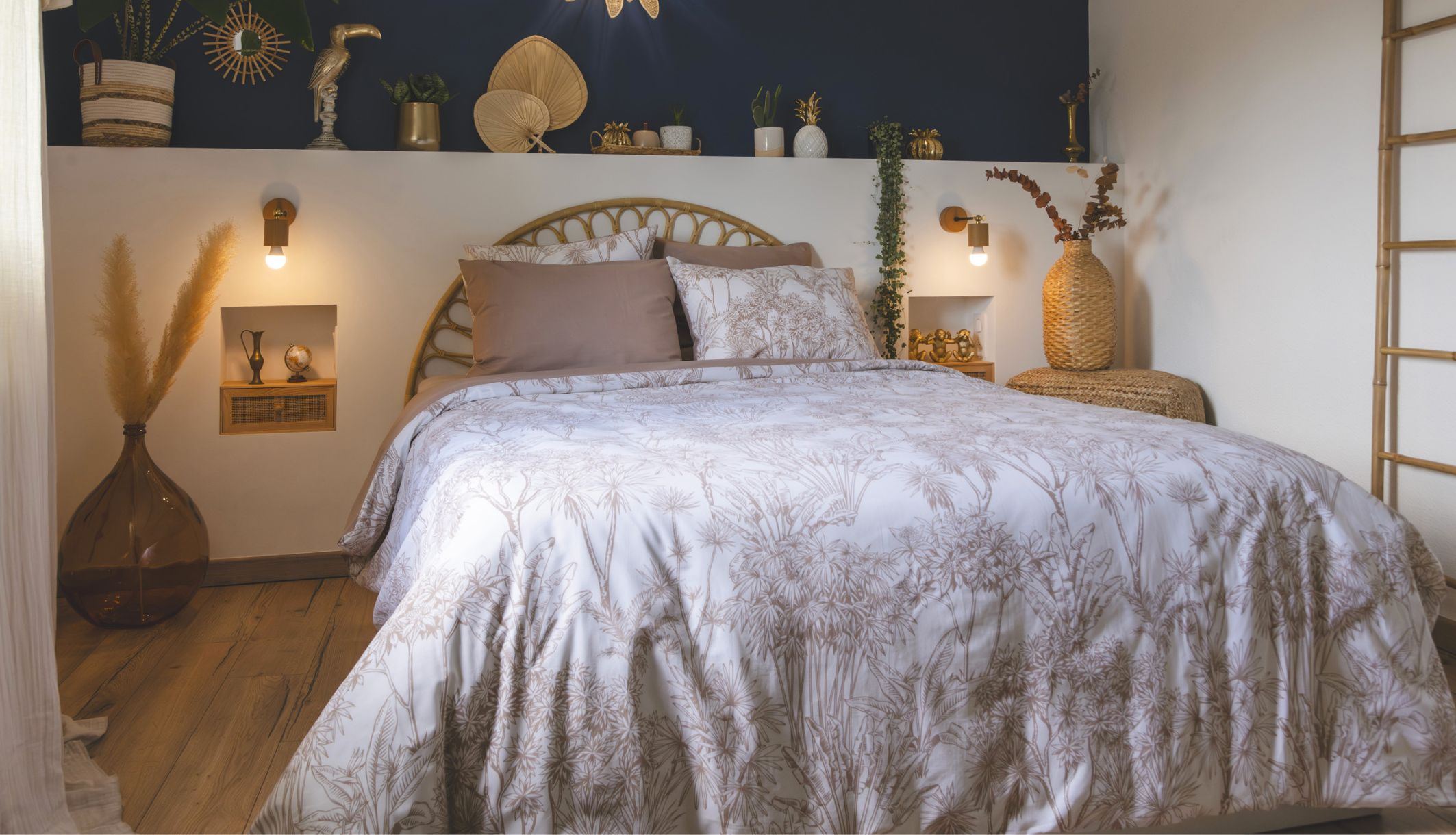 Housse Flora en coton sur un lit 