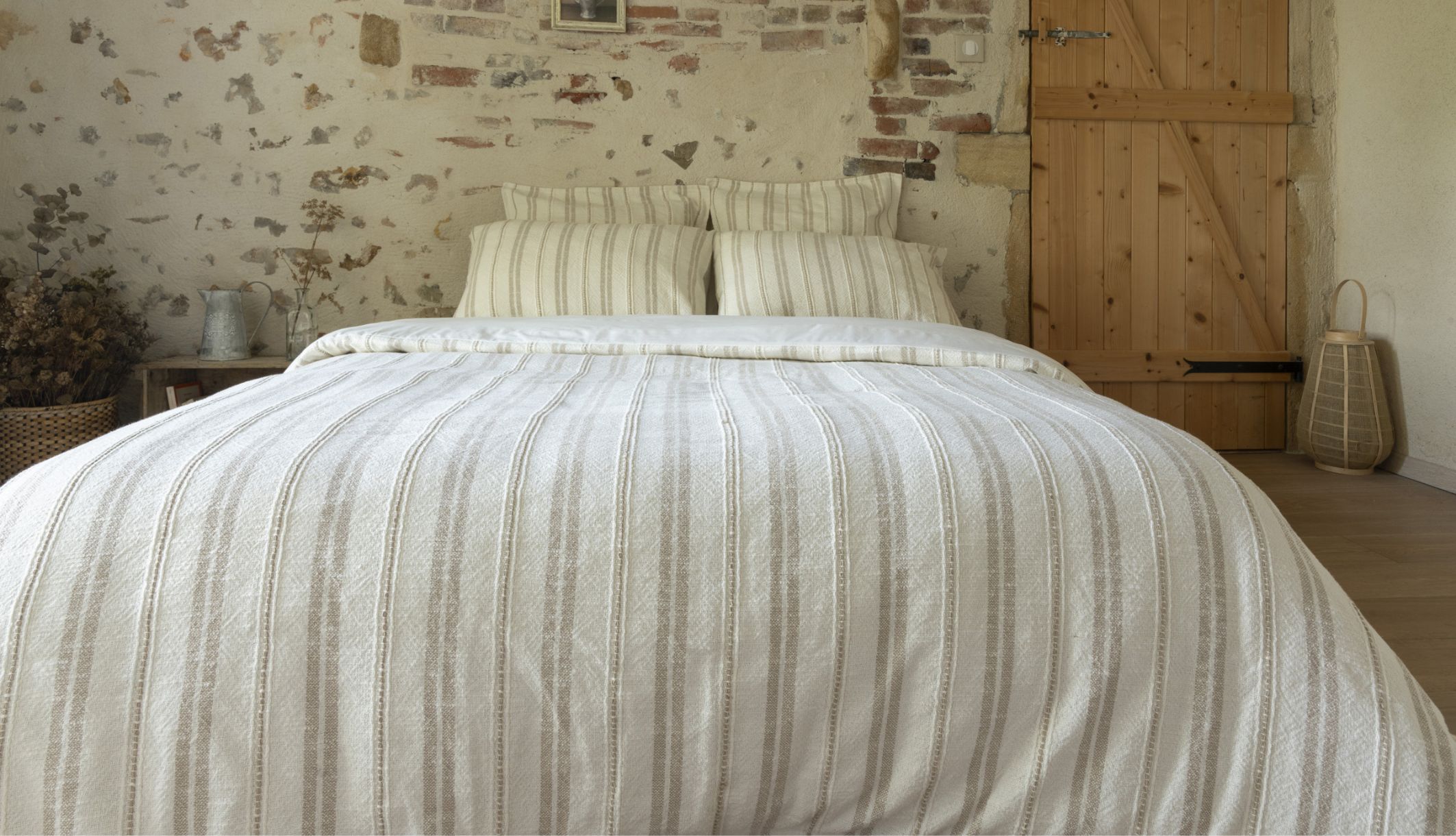 Lit douillet habillé de la housse de couette Olympe en coton pour une atmosphère sereine