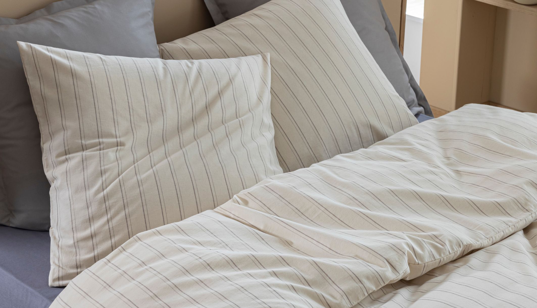 Détail des taies d&#039;oreiller de la parure Alba avec motif rayé 