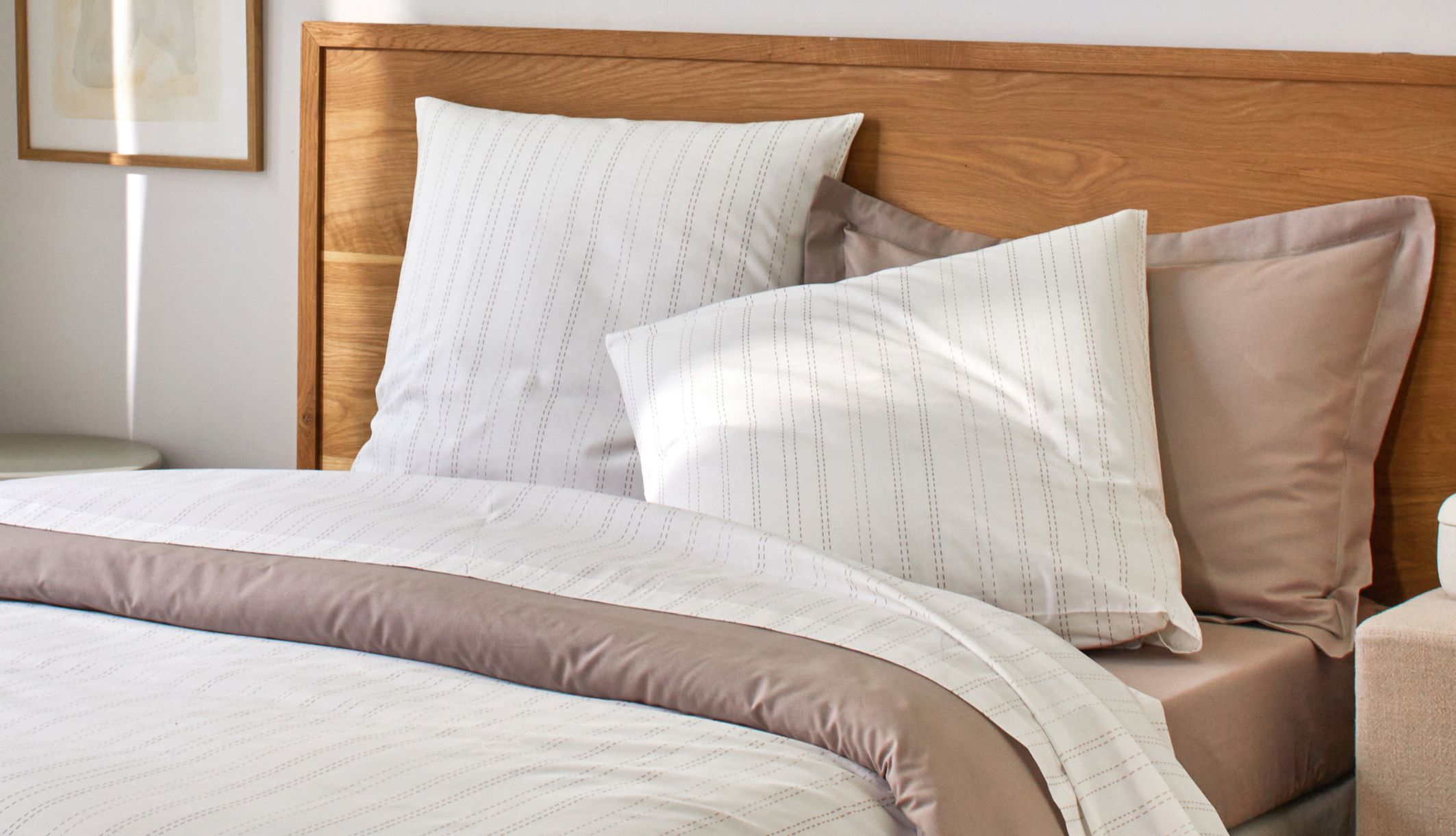 Lit douillet habillé d&#039;une parure de lit à rayures