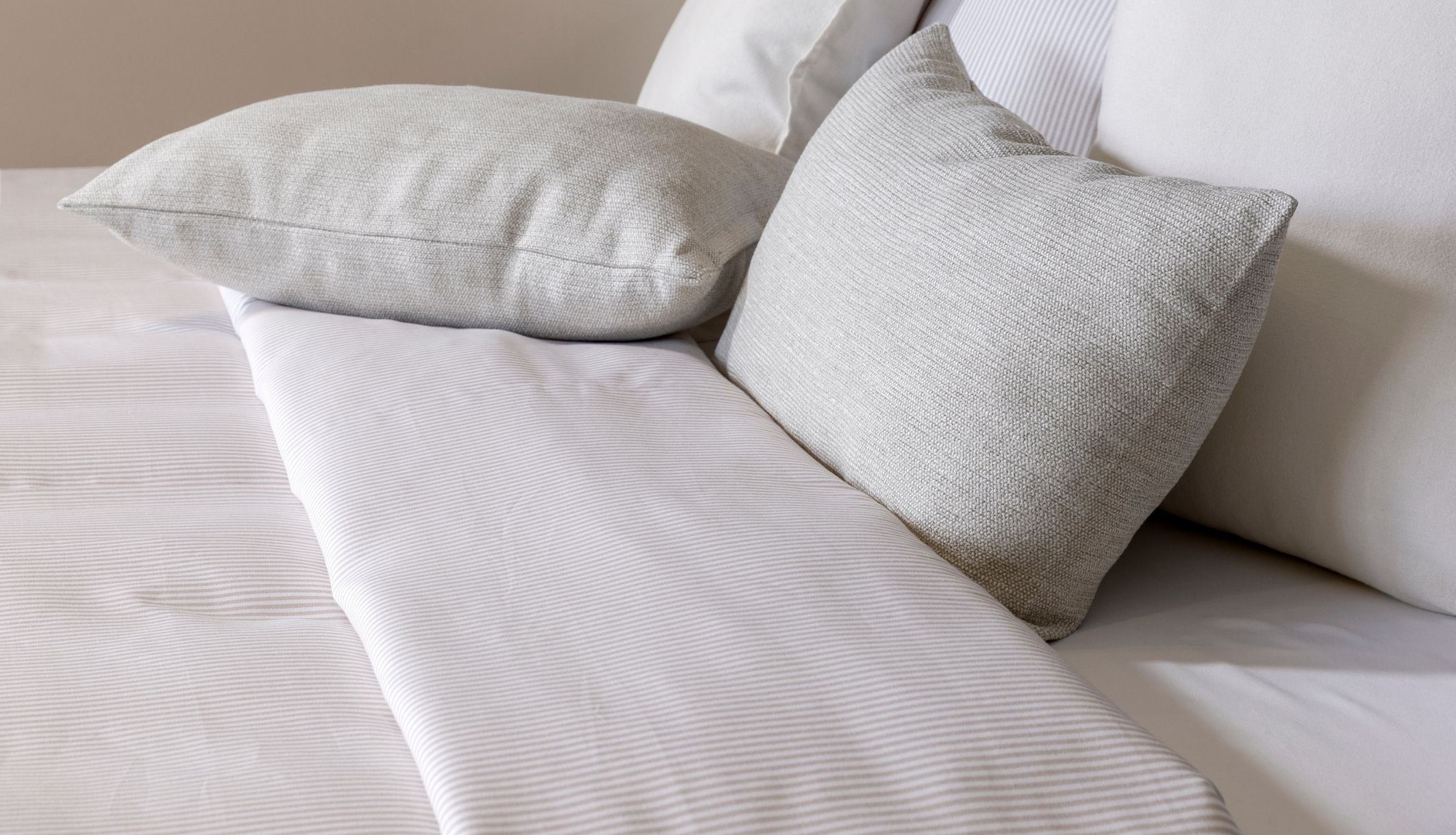 Parure de lit Bengal à rayures dans une chambre scandinave lumineuse