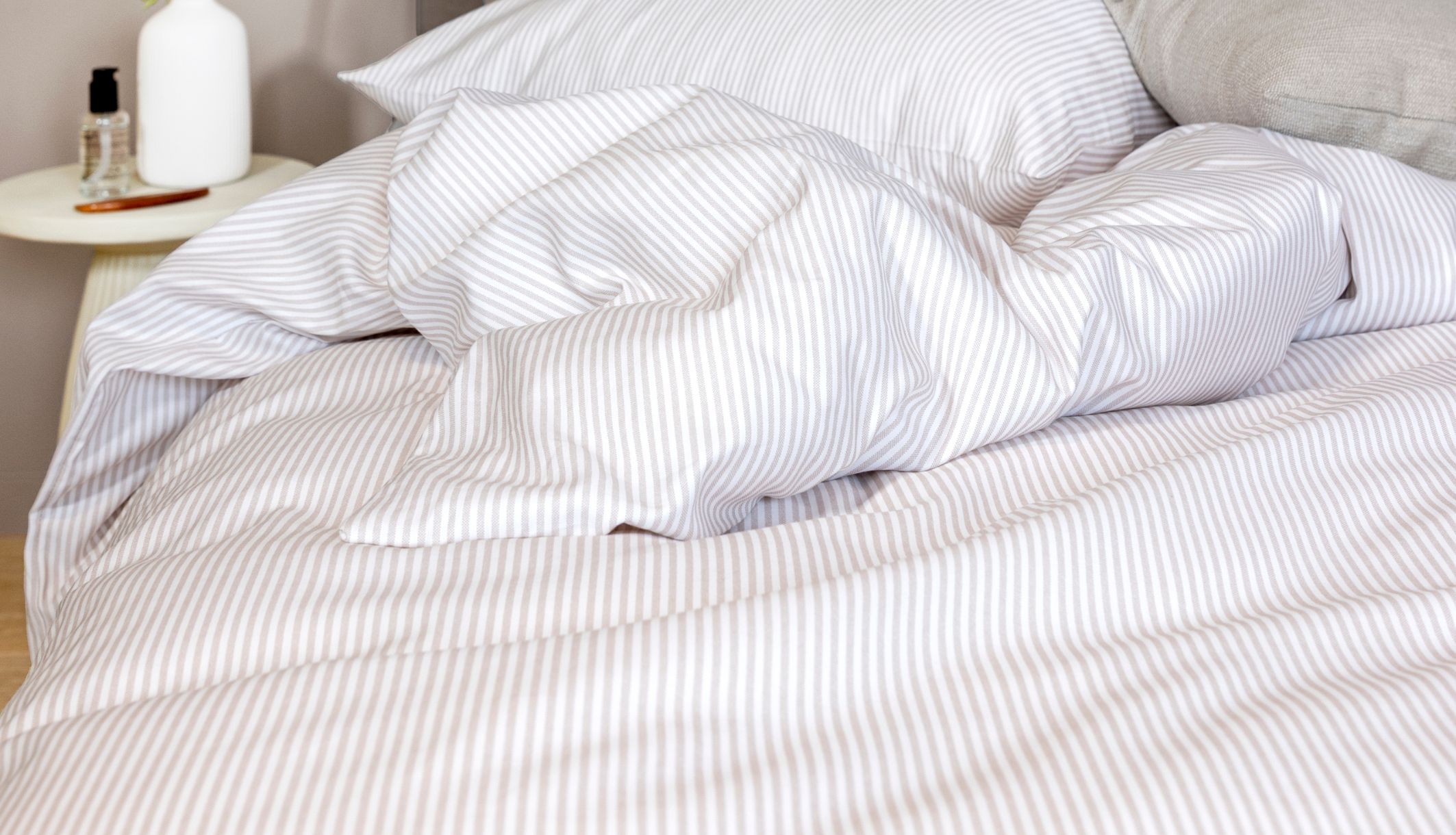 Lit douillet habillé d&#039;une parure de lit géométrique