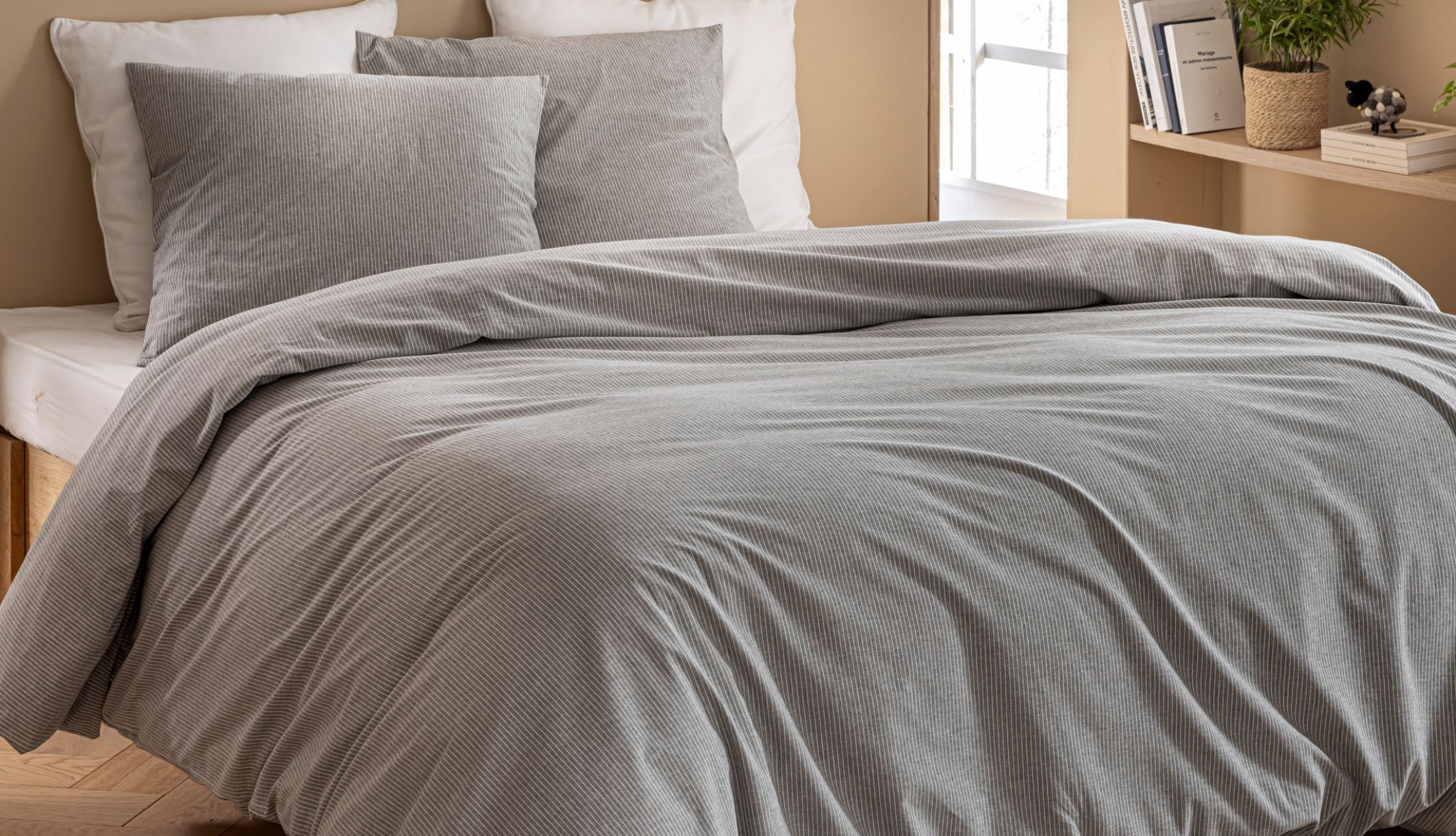 Parure Eden en coton gris à fines rayures sur un lit double moderne